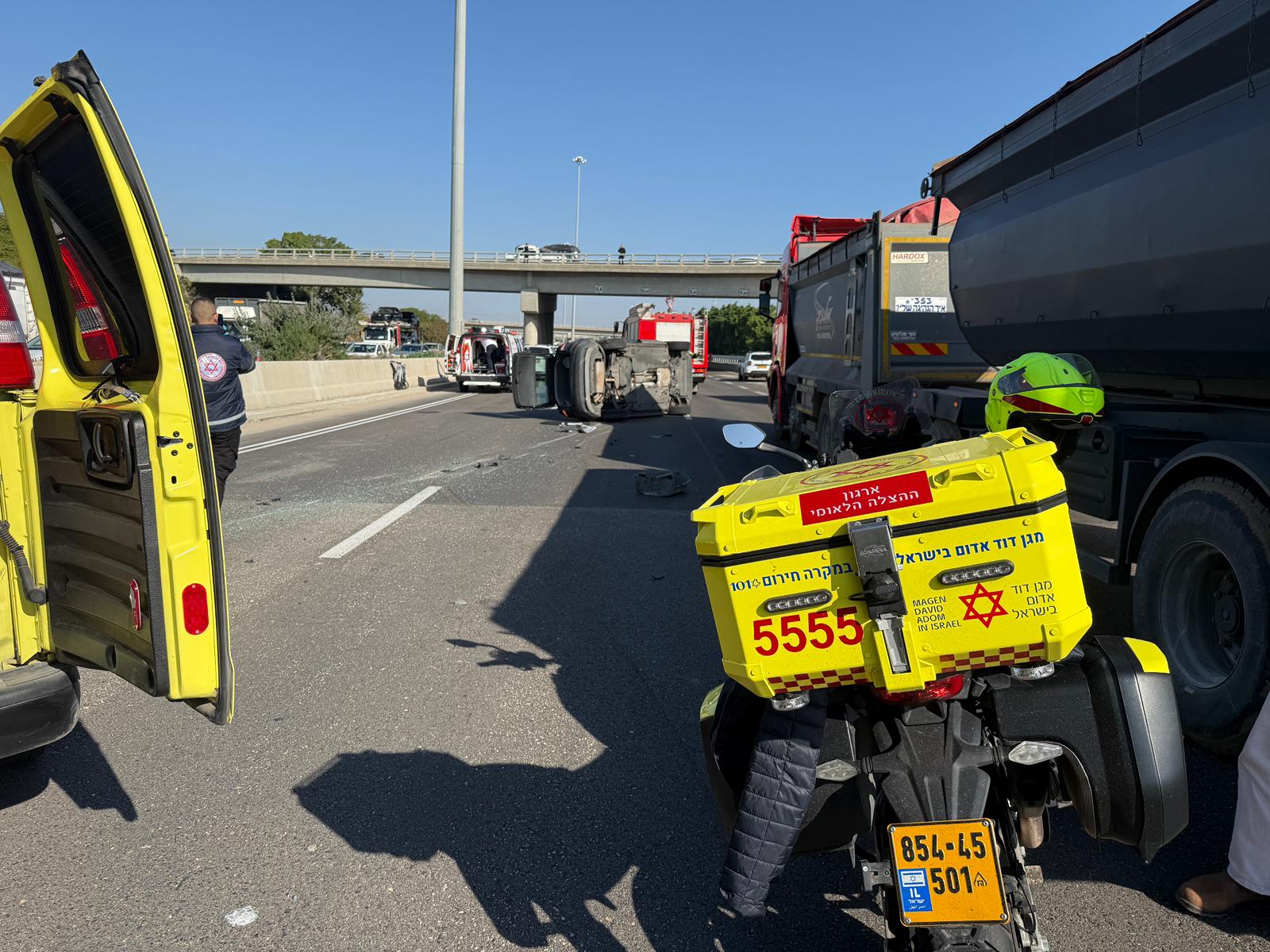 נהג משאית נפצע קשה בתאונה שגרמה לשיבושים כבדים בכביש 6