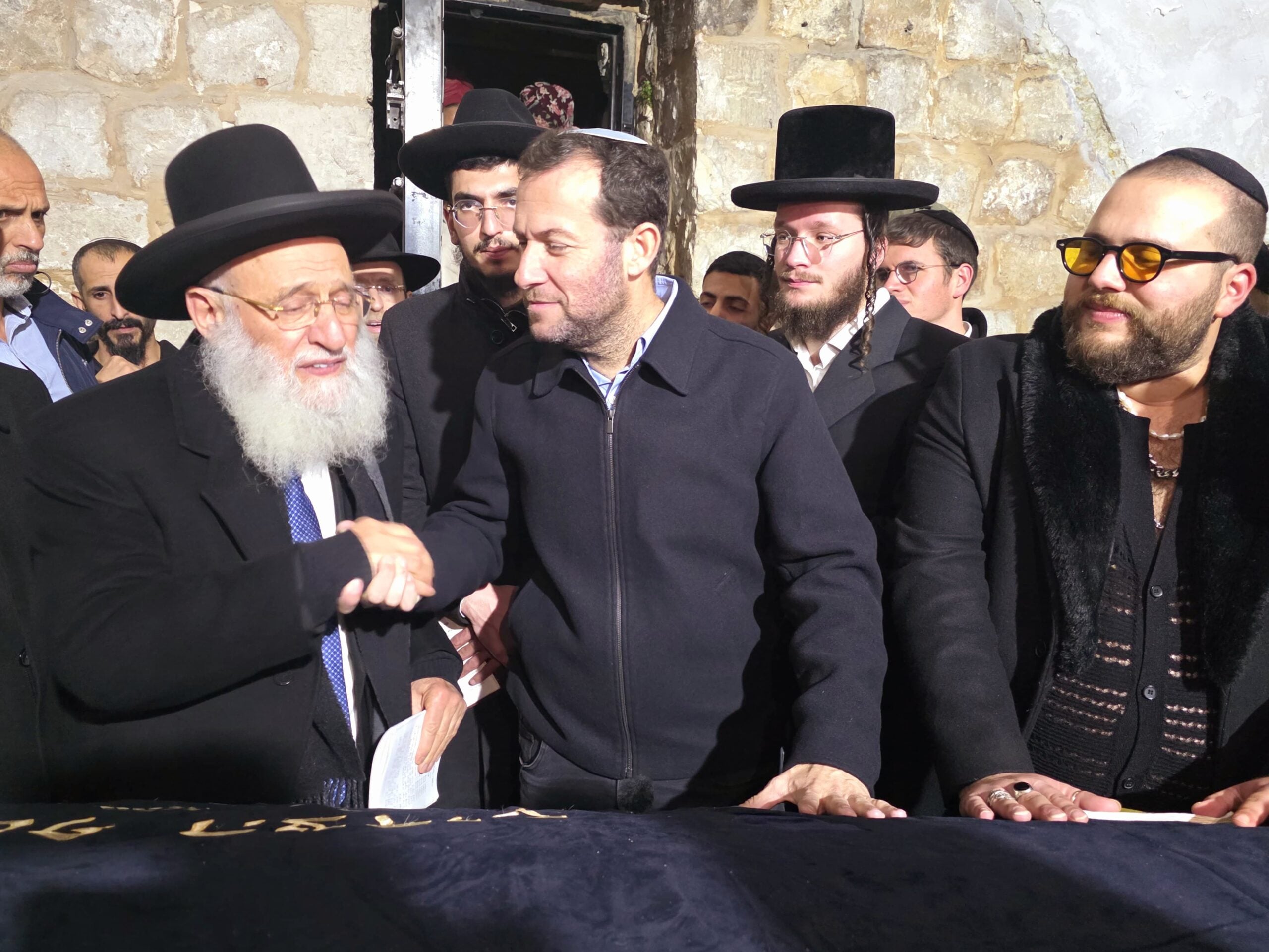 אש מועצת שומרון עם הרב אלבז והזמר אליאב זוהר בקבר יוסף.