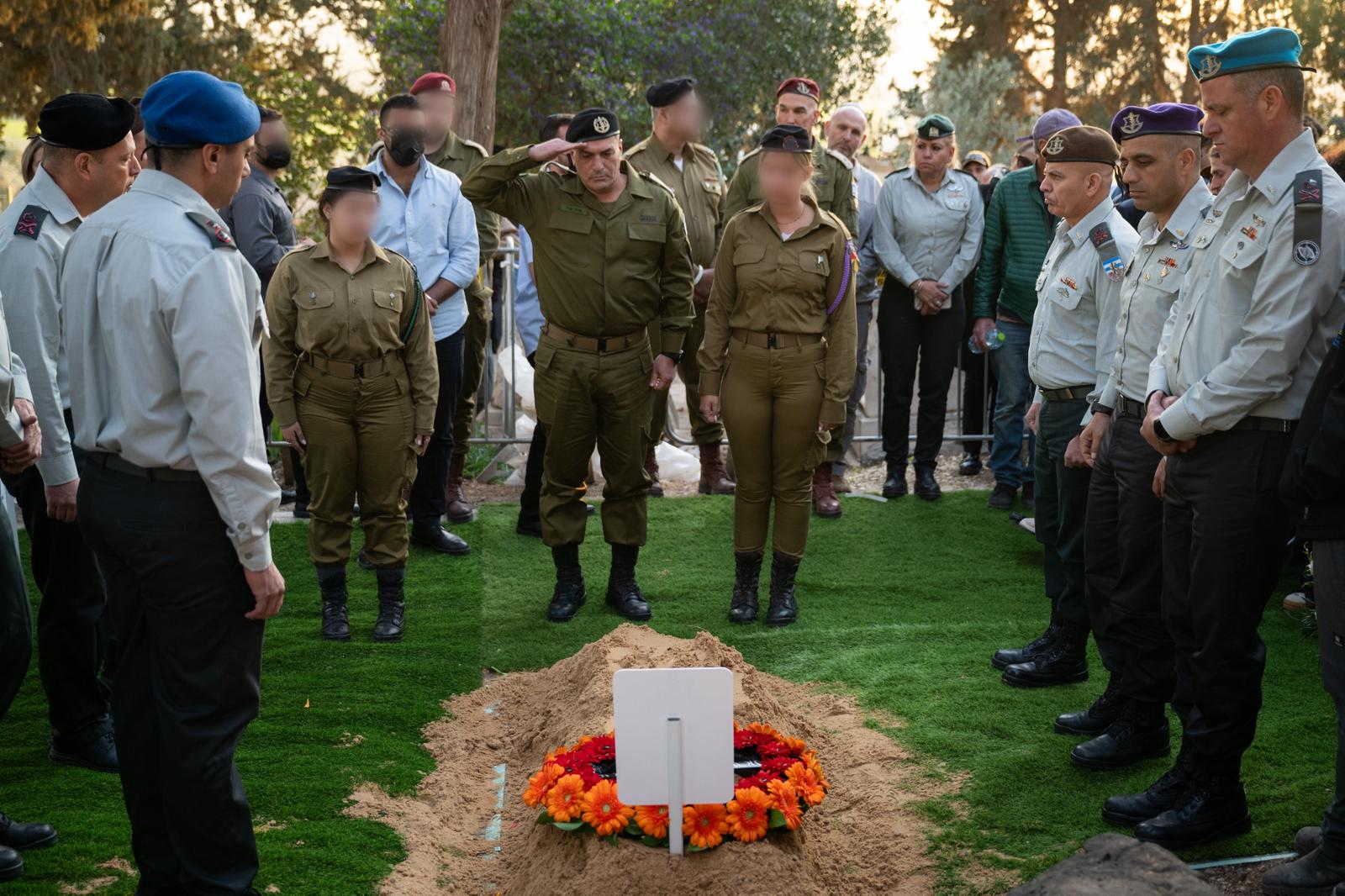 הרמטכ"ל  על קברו של קובי ברק |צילום: דובר צה"ל