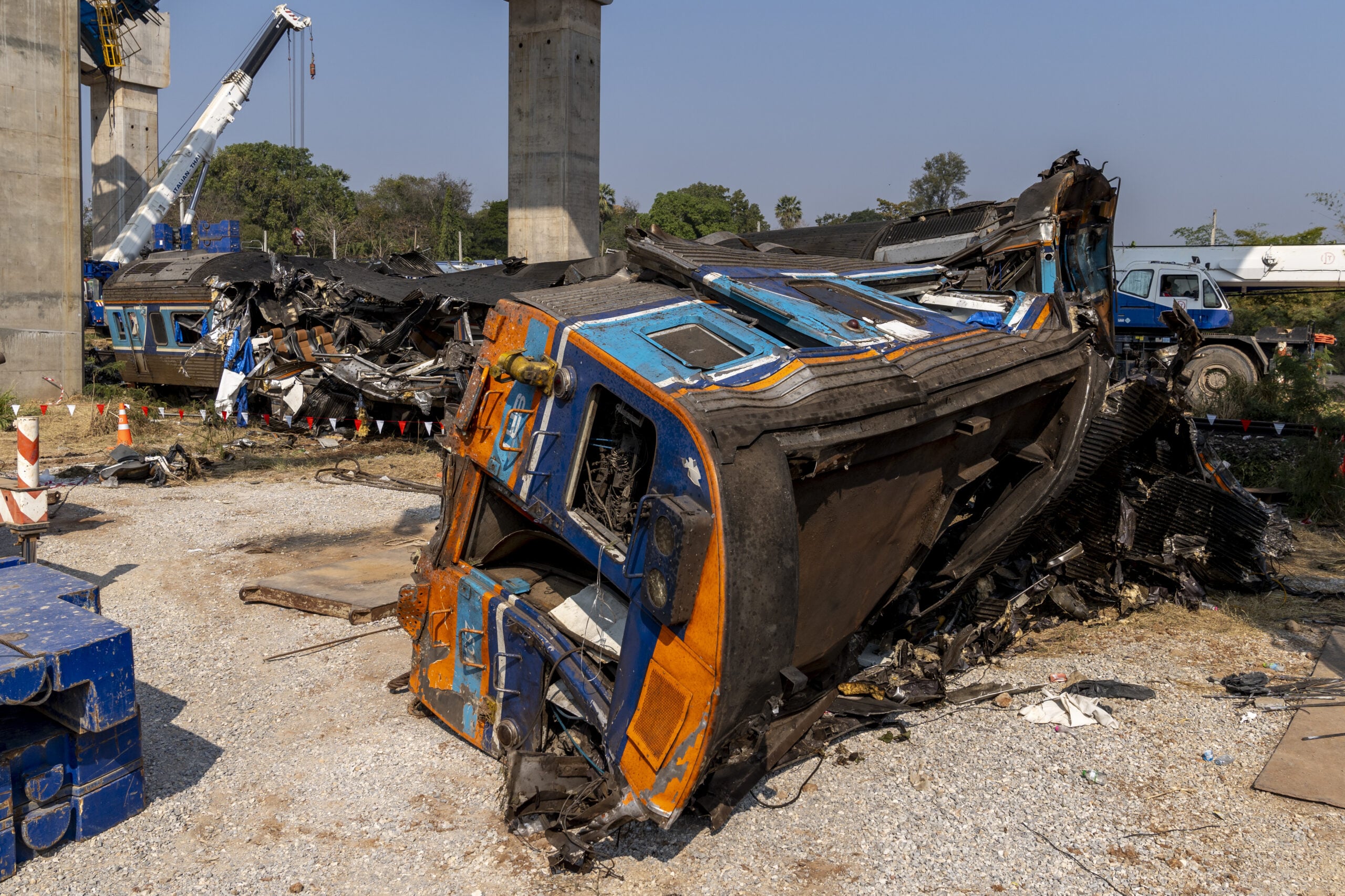 תאילנד: מנוף קרס על רכבת נוסעים, לפחות 32 נהרגו