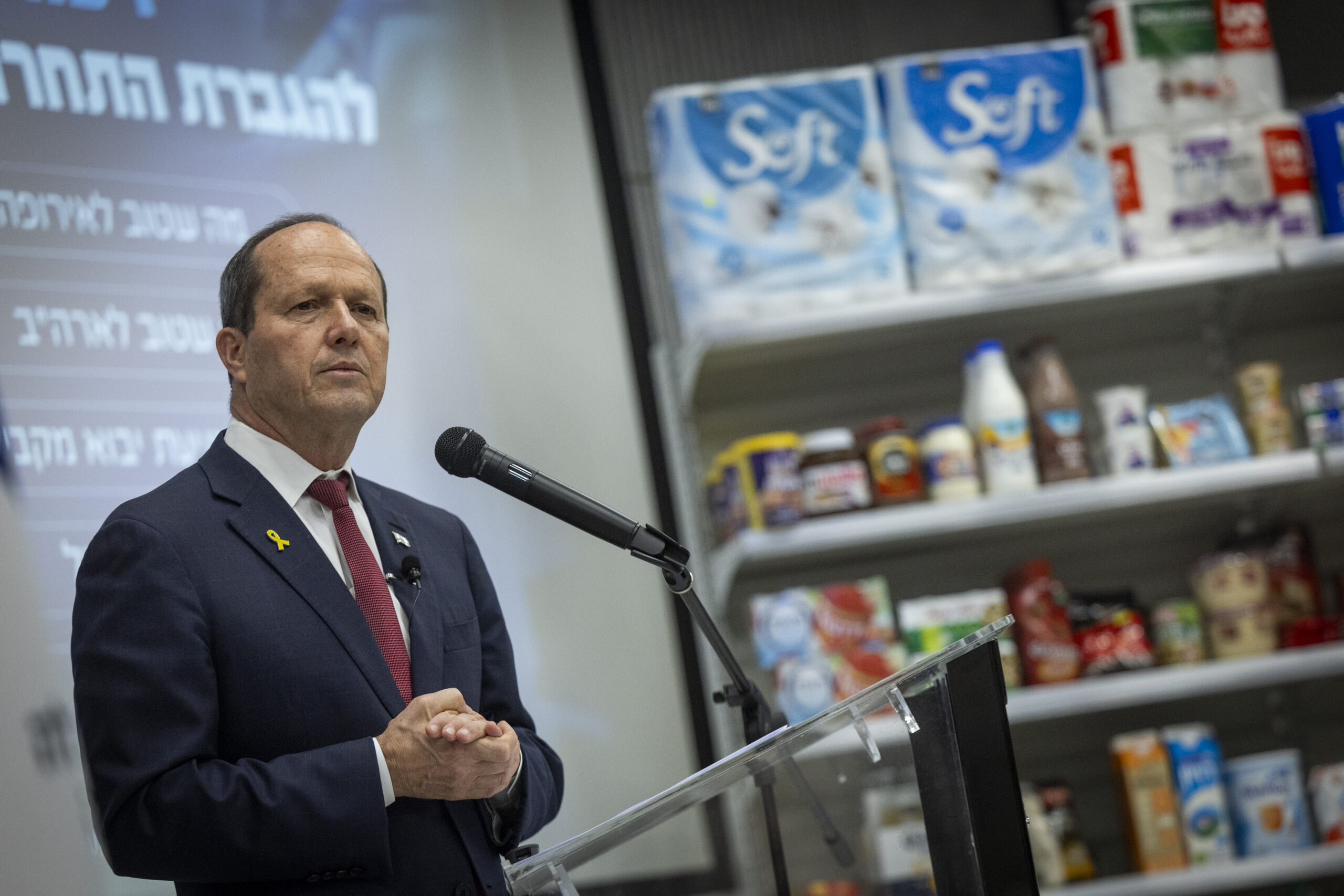 Economy Minister Nir Barkat speaks during a press conference at his office in Jeursalem, January 4, 2026. Photo by Yonatan Sindel/Flash90 *** Local Caption *** משרדהסל של ישראל
יוקר
המחיה
ניר ברקת
שר הכלכלה