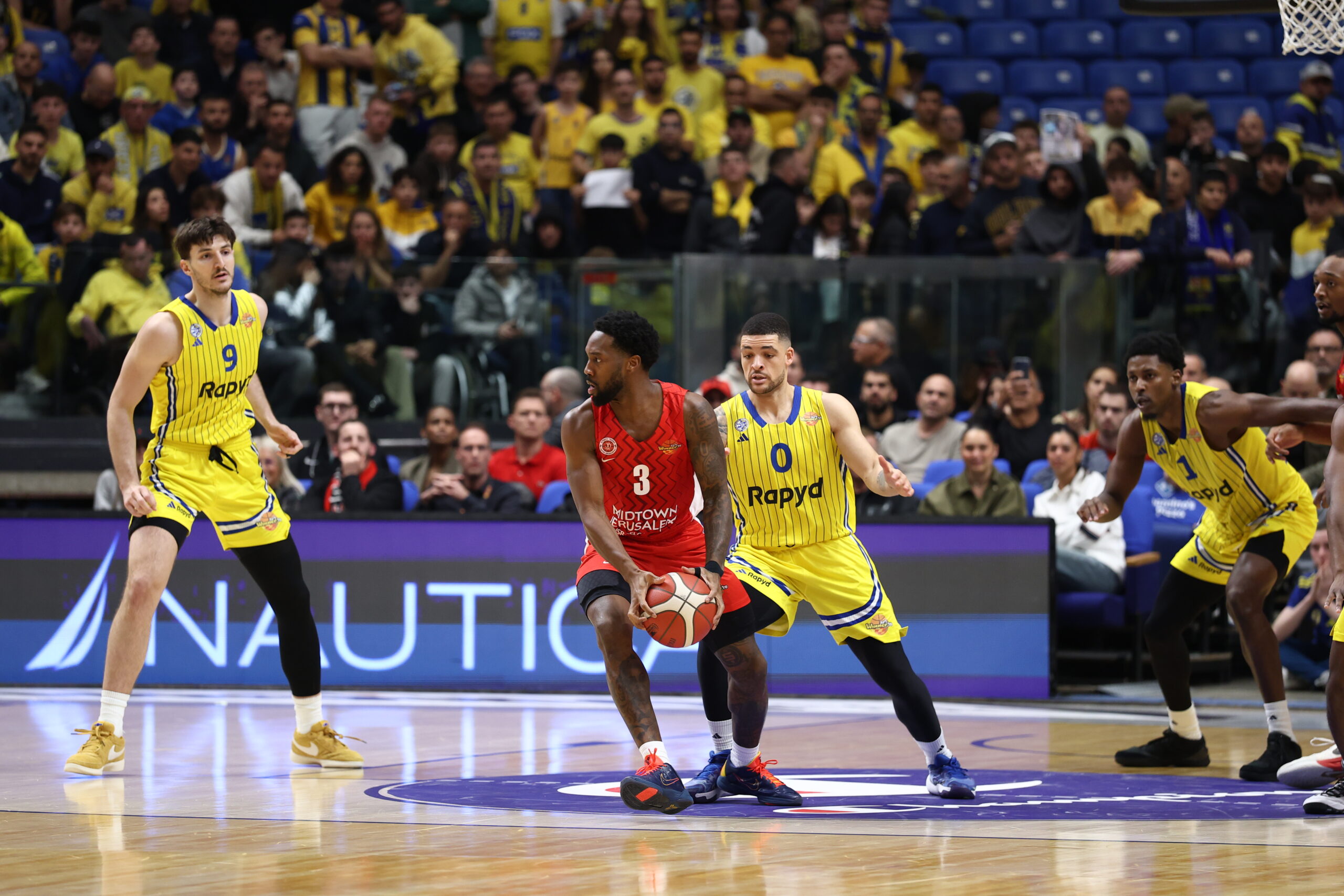 The Israeli Basketball Premier League match between Hapoel Jerusalem and Maccabi Tel Aviv at the Yad Eliyahu Arena in Tel Aviv on January 11, 2026. Photo by Danny Maron/Flash90 *** Local Caption *** ליגה
הפועל ירושלים
מכבי תל אביב
משחק
משחקים
תל אביב