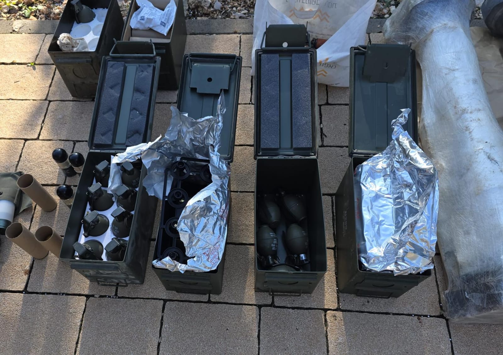 מצבור אמל״ח שנתפס בראש פינה | צילום: דוברות המשטרה