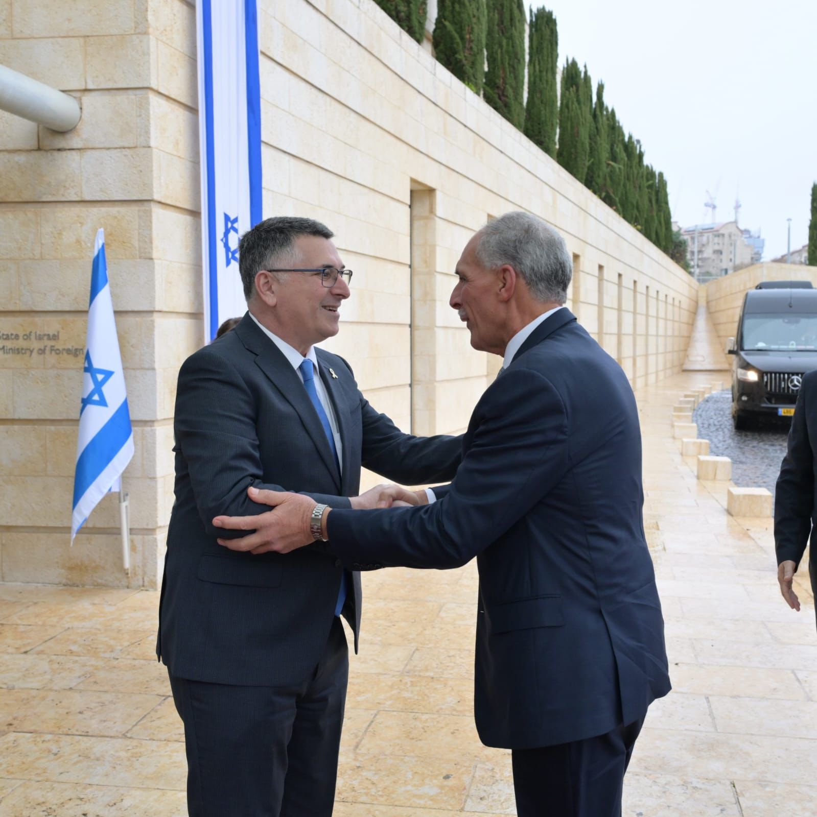 שר החוץ גדעטן סער ונשיא הונדורס נאסרי "טיטו" אספורה