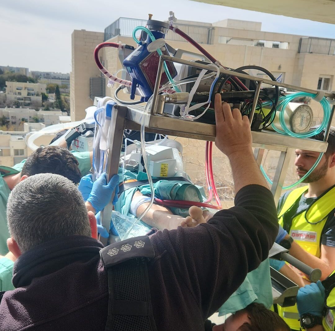 חילוץ דרמטי במודיעין: גבר מחובר למכשיר אקמו חולץ במצב קריטי