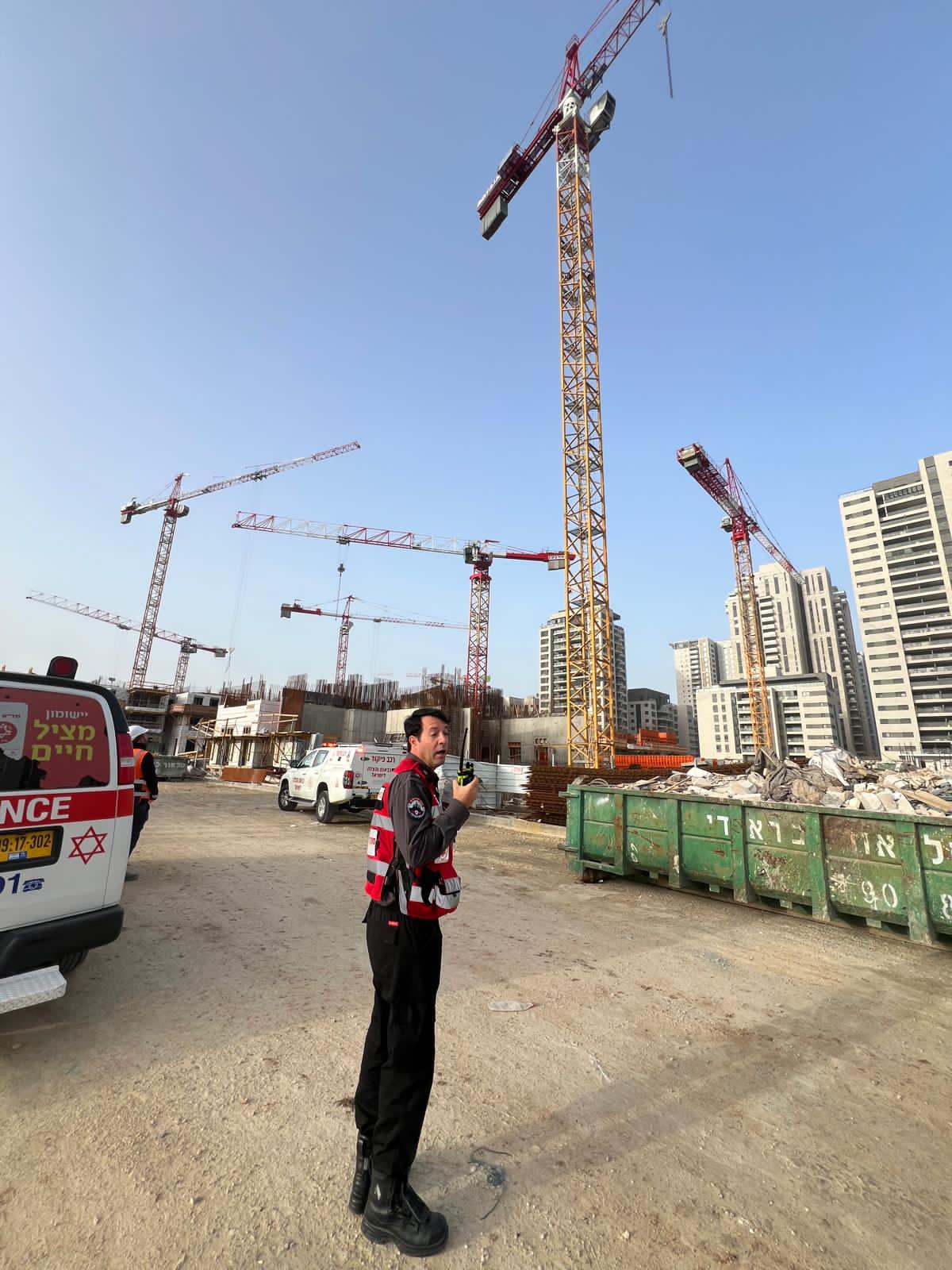 חילוץ מורכב בלוד: שני לכודים על מנוף בגובה רב, אחד מהם פצוע