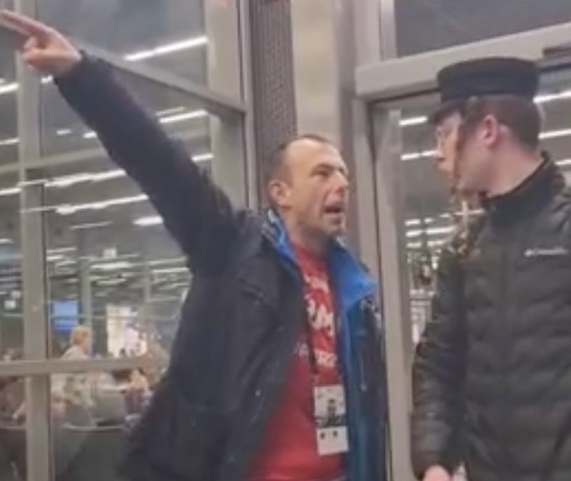 "פה זה לא ישראל!": עובד שדה התעופה בקרקוב התפרע ותקף חרדים
