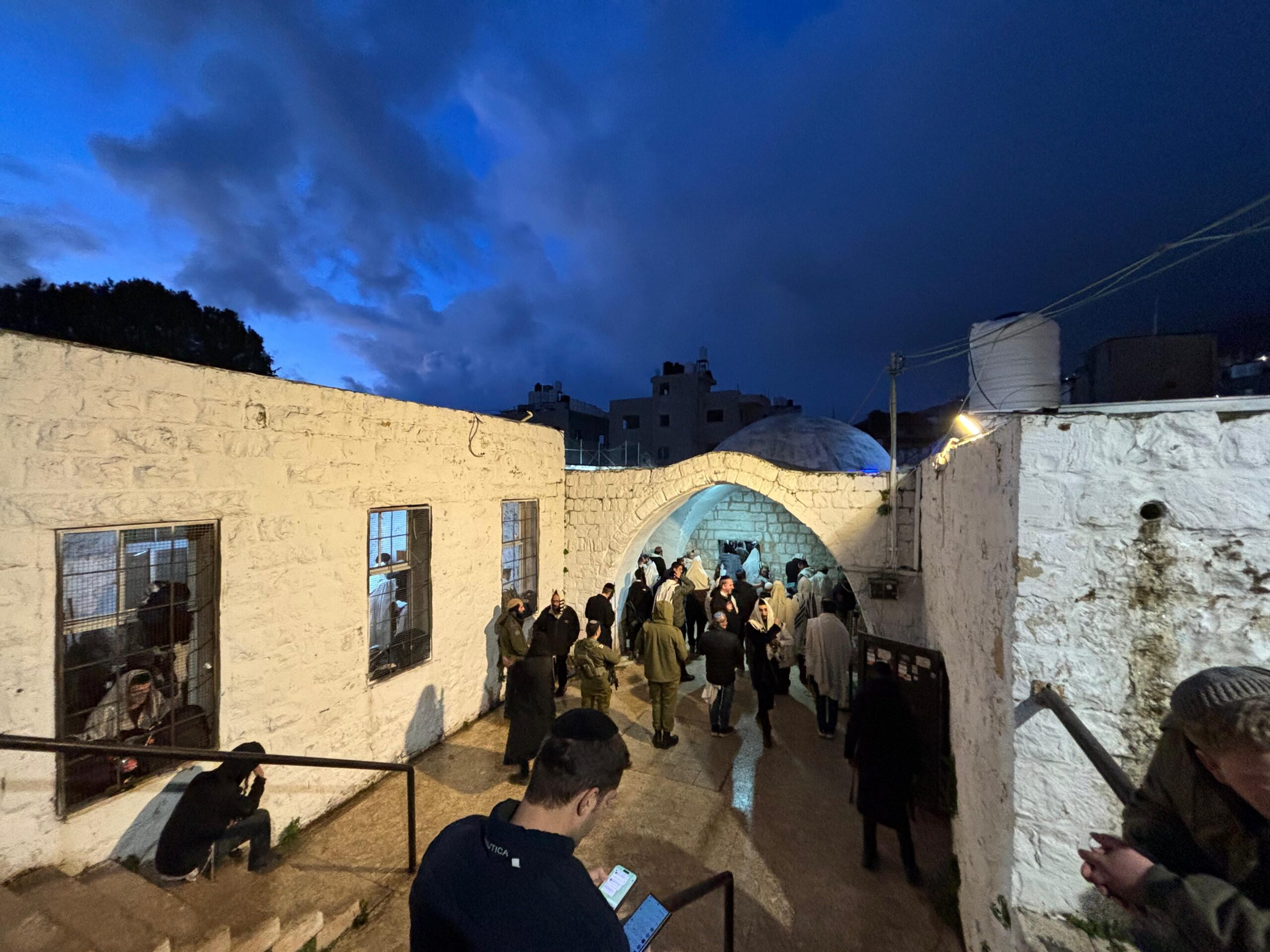 לראשונה מזה 25 שנה: תפילת שחרית יהודית בקבר יוסף | צפו