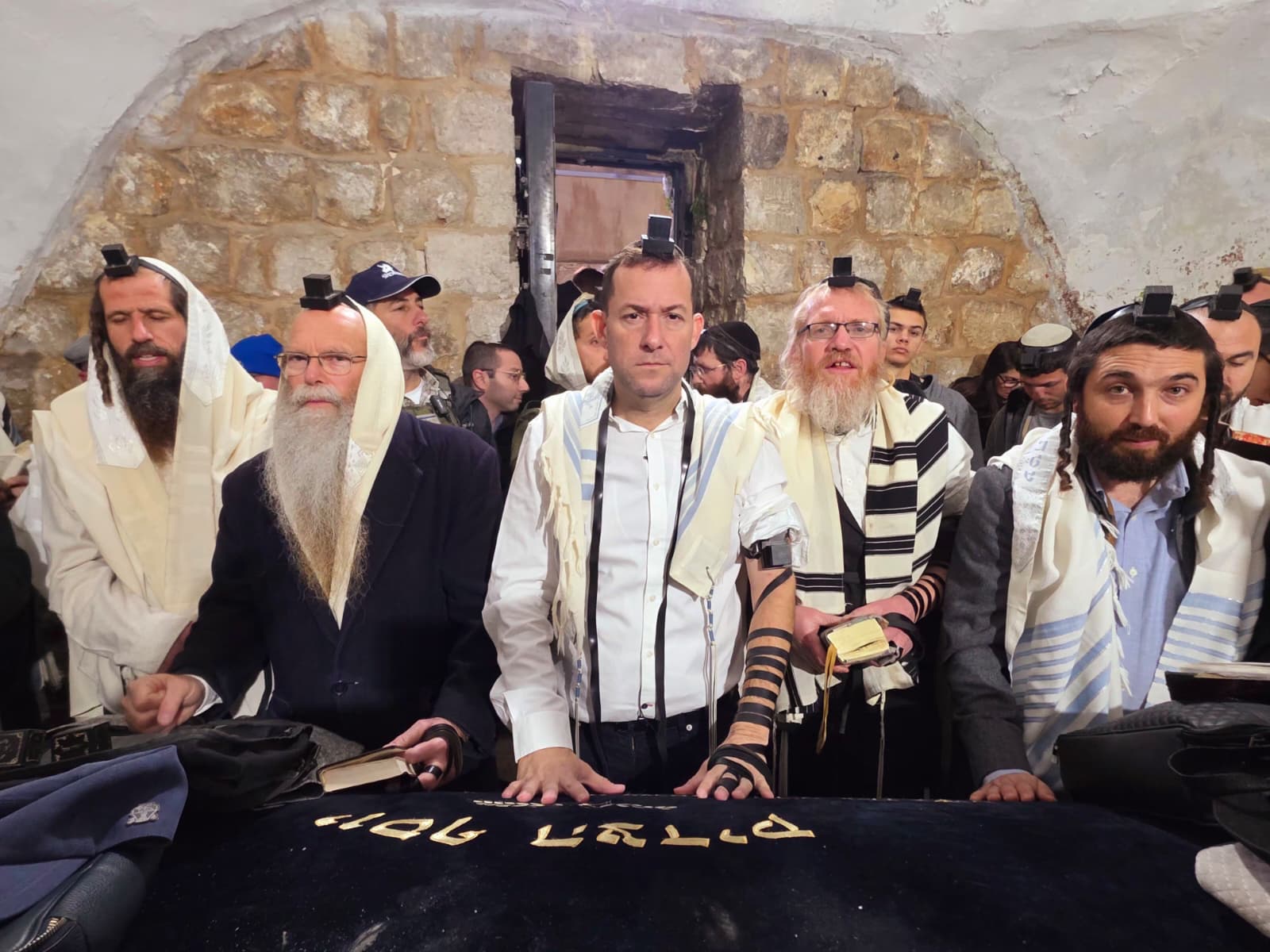 תפילת שחרית, לראשונה מזה 25 שנה בקבר יוסף. בתמונה: ראש מועצת שומרון יוסי דגן, ח"כ צבי סוכות, ראש ישיבת עוד יוסף חי הרב יוסי אליצור, ראש ישיבת רועה ישראל הרב דודי דודקביץ', הרב דודו בן נתן ראש ישיבת פרי הארץ והאב השכול. תפילת שחרית בקבר יוסף