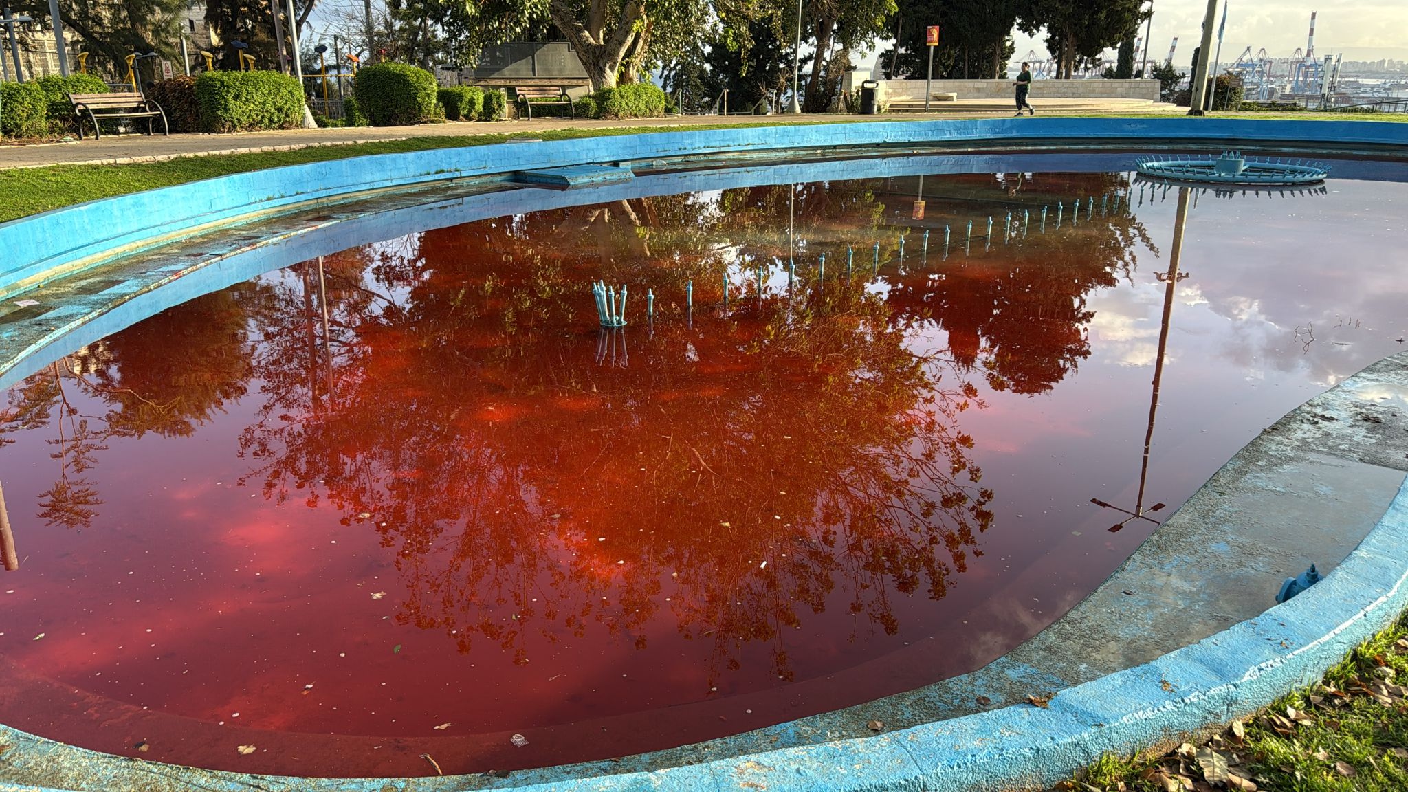 4 מפגינים נעצרו בחיפה לאחר שגרמו נזק למזרקה