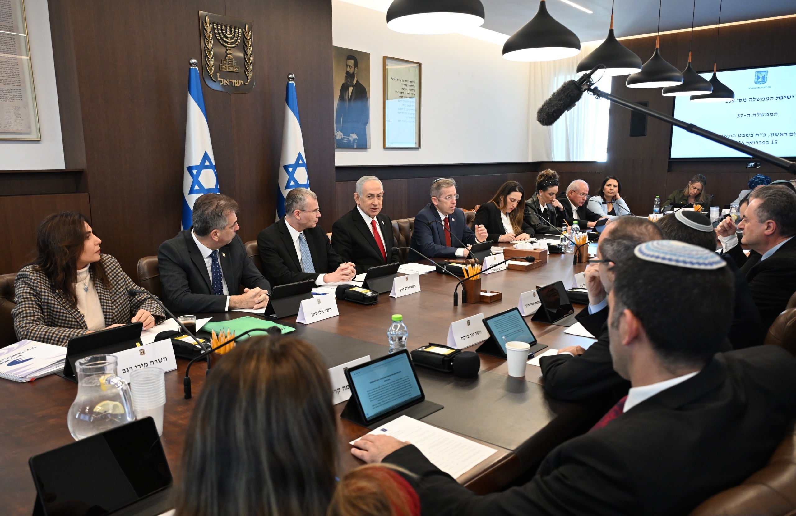 ישיבת הממשלה 15.02. אישור שדה התעופה בנגב