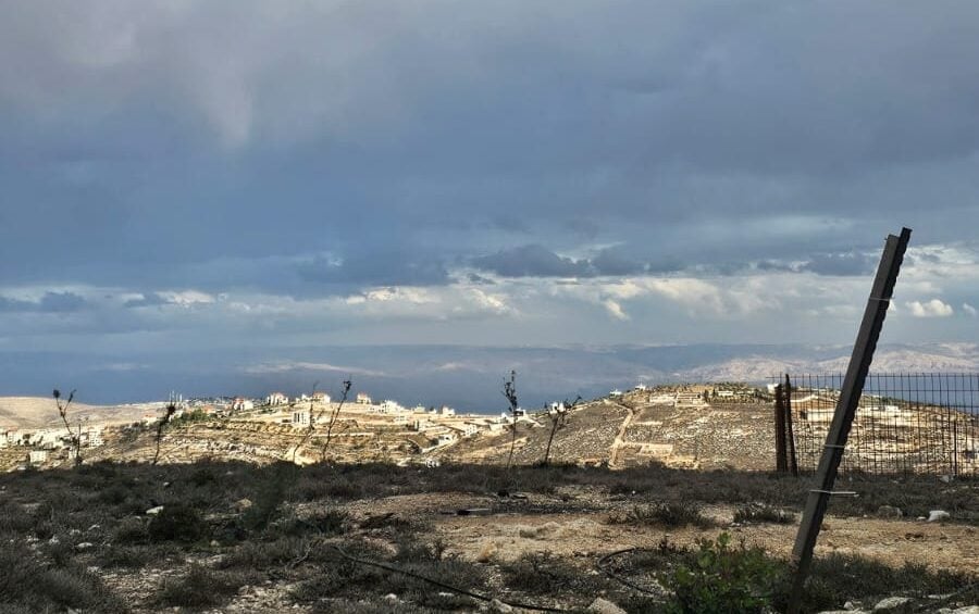 מבט אל הכפר העוין רמון 