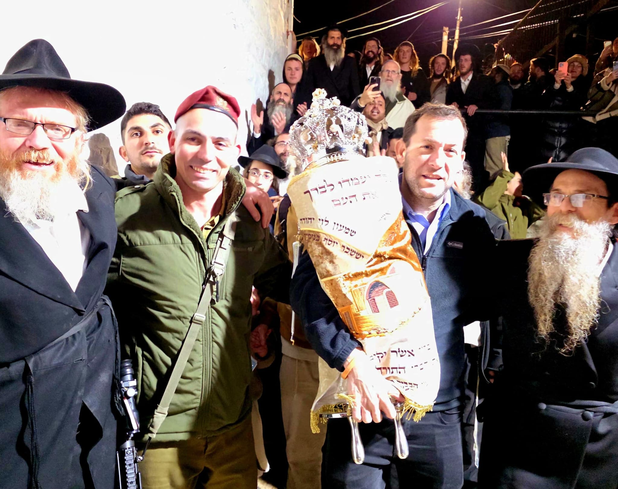 במעמד מרגש: ספר תורה הוכנס הלילה לקבר יוסף בשכם