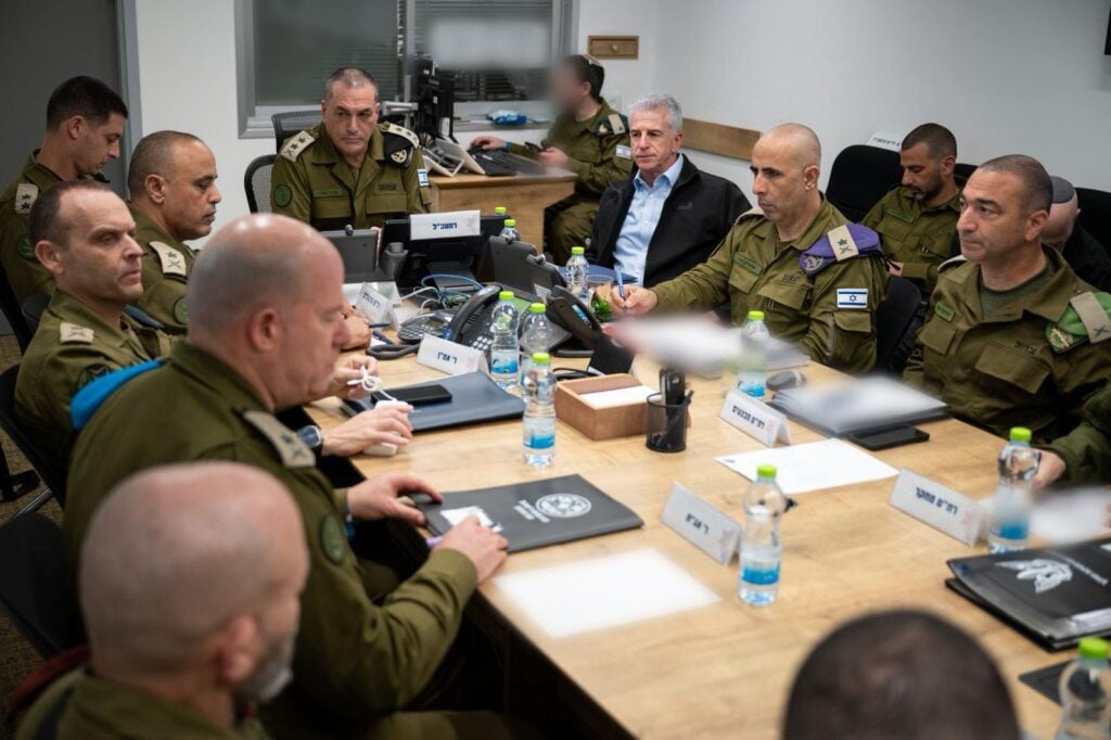 בכירי צה"ל מפקדים על פתיחת מבצע "שאגת הארי"