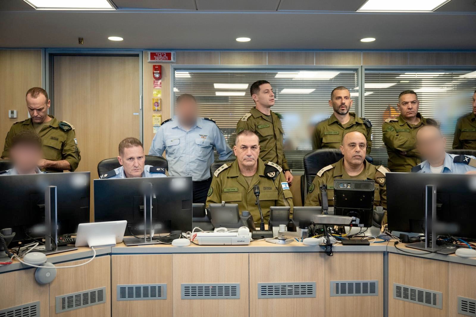 בכירי צה"ל מפקדים על פתיחת מבצע "שאגת הארי"
