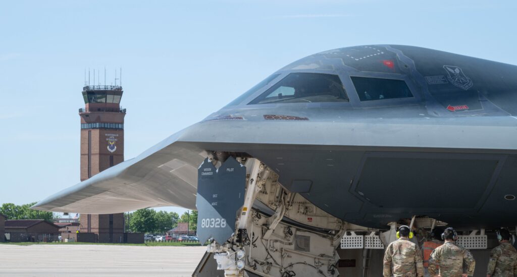 מפציץ חמקן B-2 ספיריט של חיל האוויר האמריקאי נוסע ברכב לאחר נחיתתו בדייגו גרסיה, הטריטוריה הבריטית באוקיינוס ההודי, 4 במאי 2025