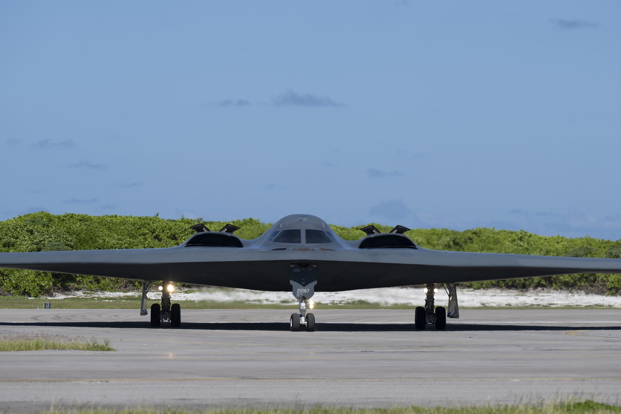 מפציץ חמקן B-2 ספיריט של חיל האוויר האמריקאי נוסע ברכב לאחר נחיתתו בדייגו גרסיה, הטריטוריה הבריטית באוקיינוס ההודי, 4 במאי 2025