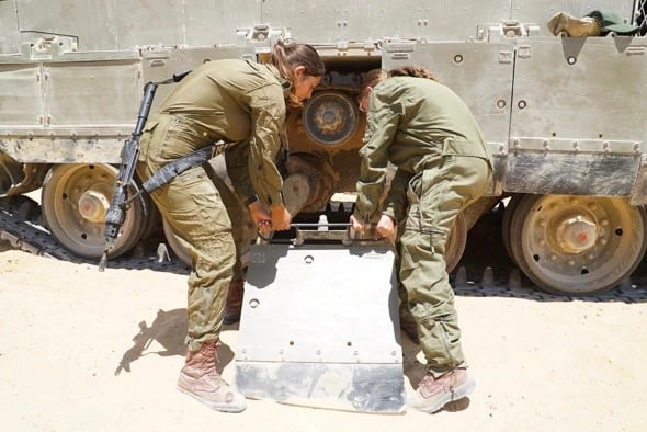 לוחמות בחיל השריון