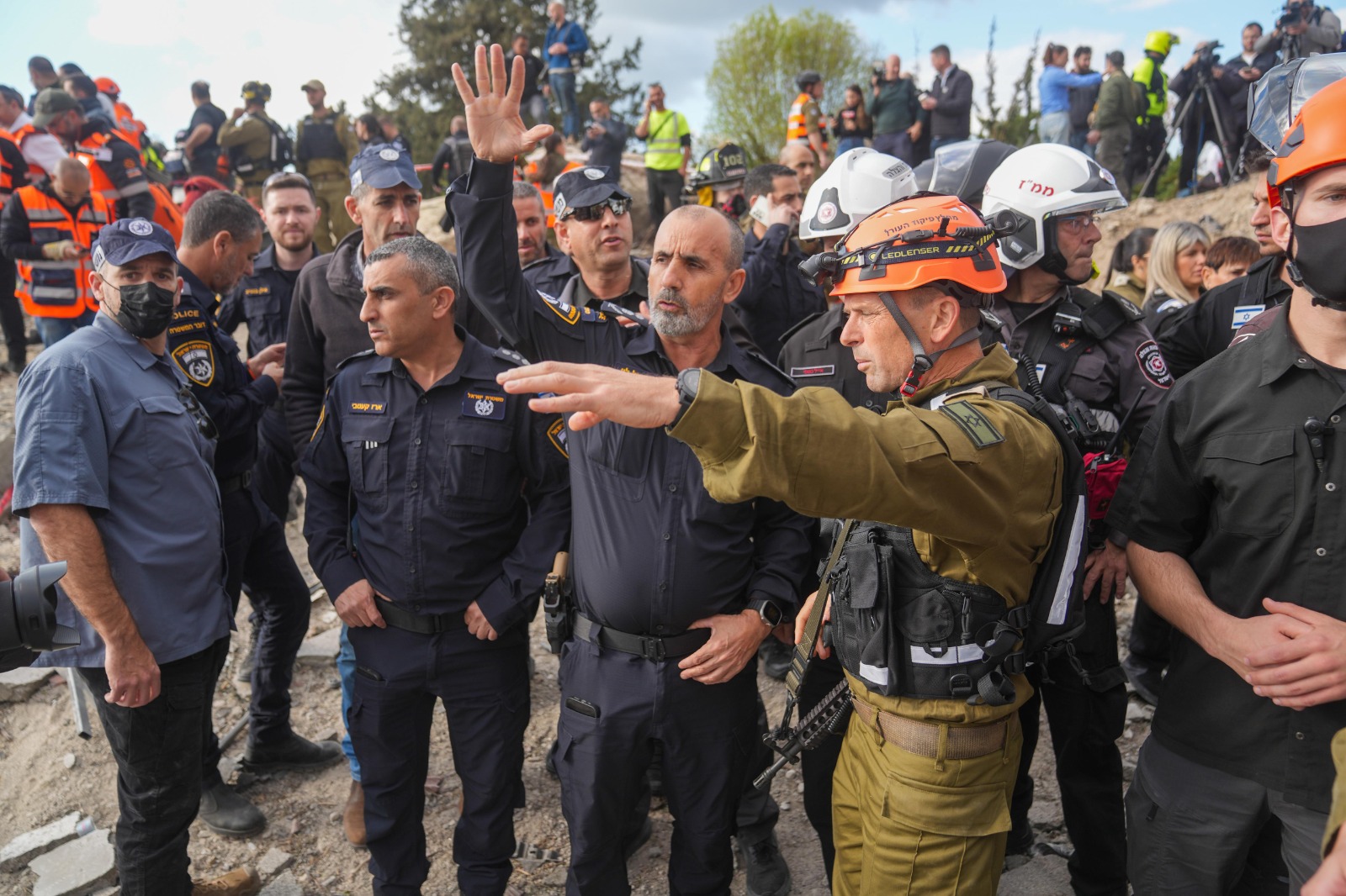 פעילות כוחותינו בזירת הנפילה בבית שמש | צילום: דו"צ