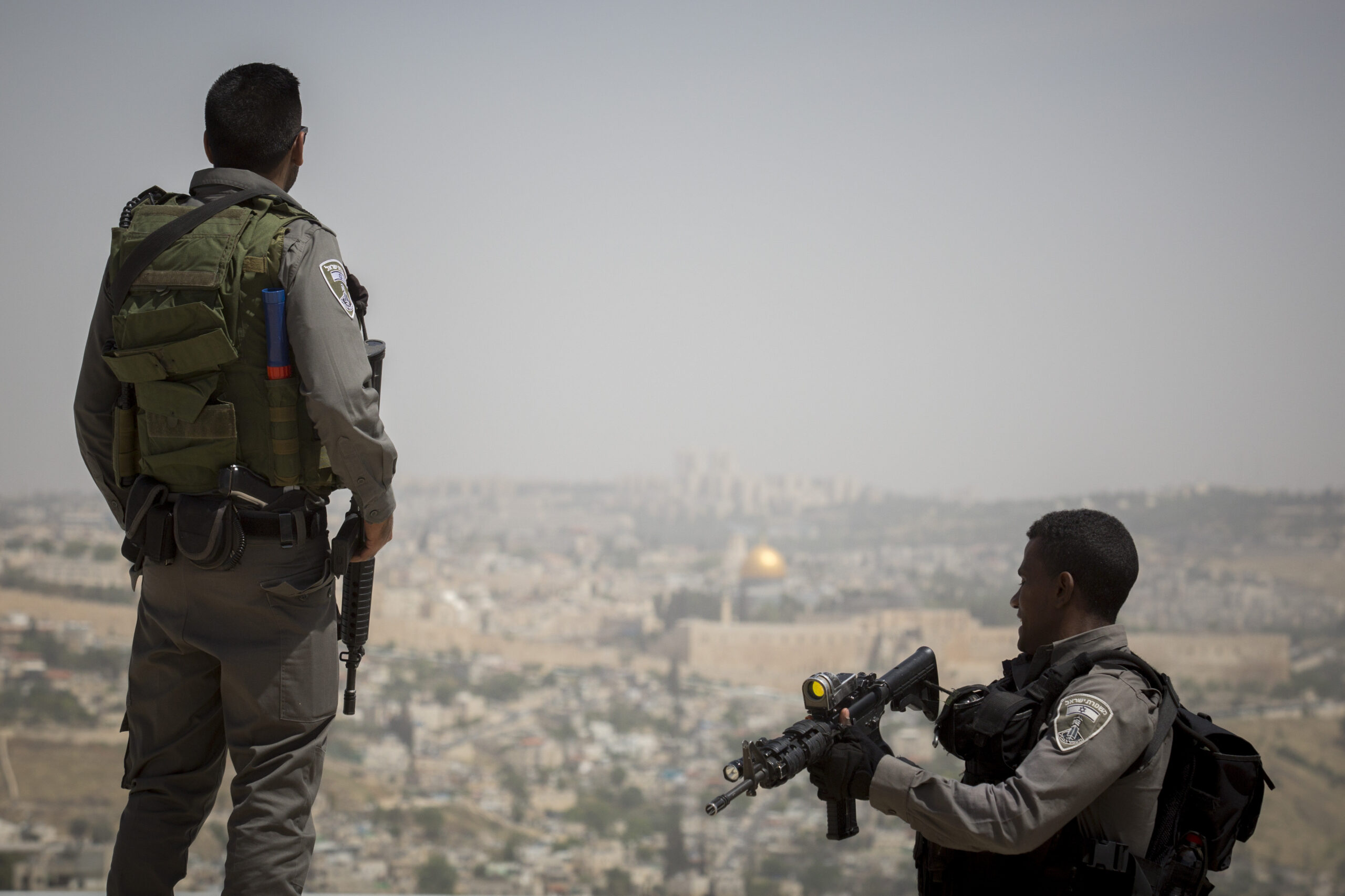 שוטרי משטרת ישראל שומרים בטיילת ארמון הנציב המשקיפה על ירושלים, בחול המועד פסח, 25 באפריל 2015.
