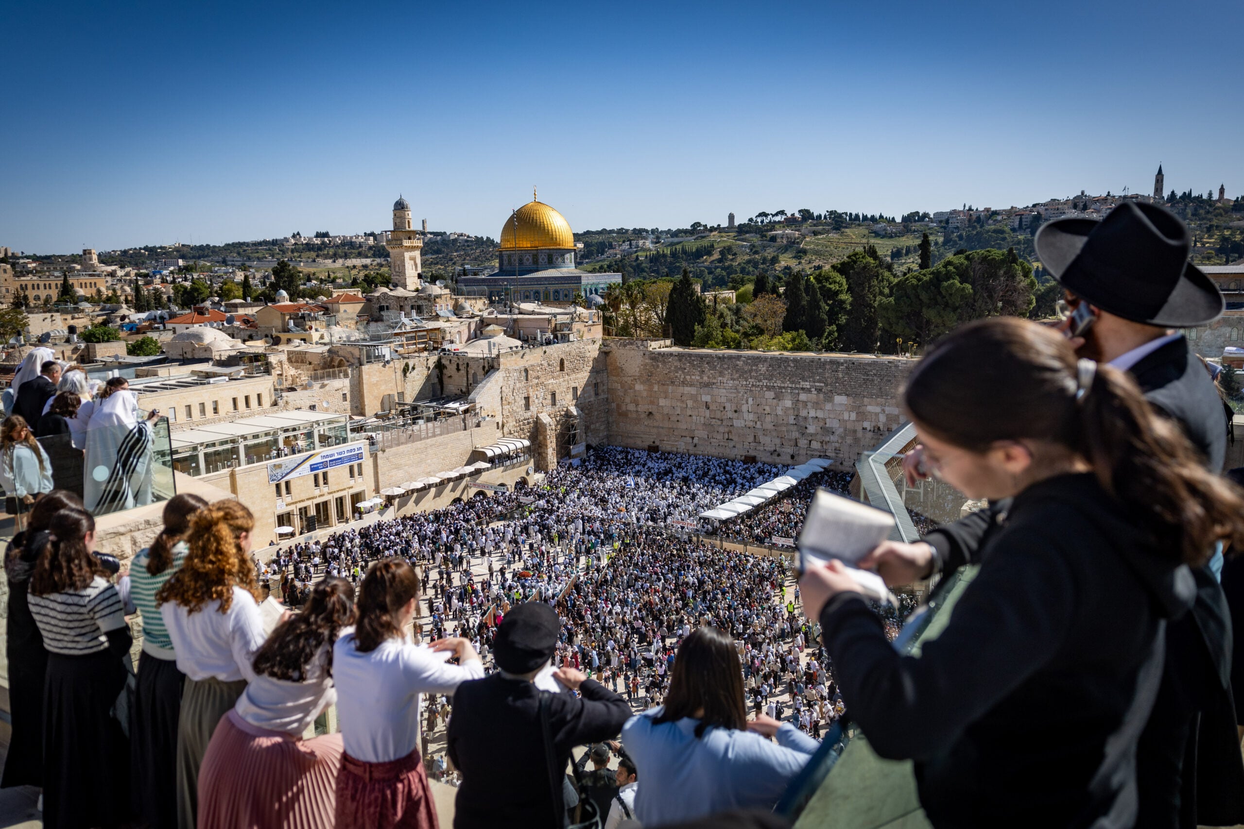 תפללים יהודים מתפללים בכותל המערבי, אתר התפילה הקדוש ביותר ליהדות, בעיר העתיקה בירושלים, במהלך ברכת כהן ברכת כהן בחג הפסח היהודי, 17 באפריל 2025.