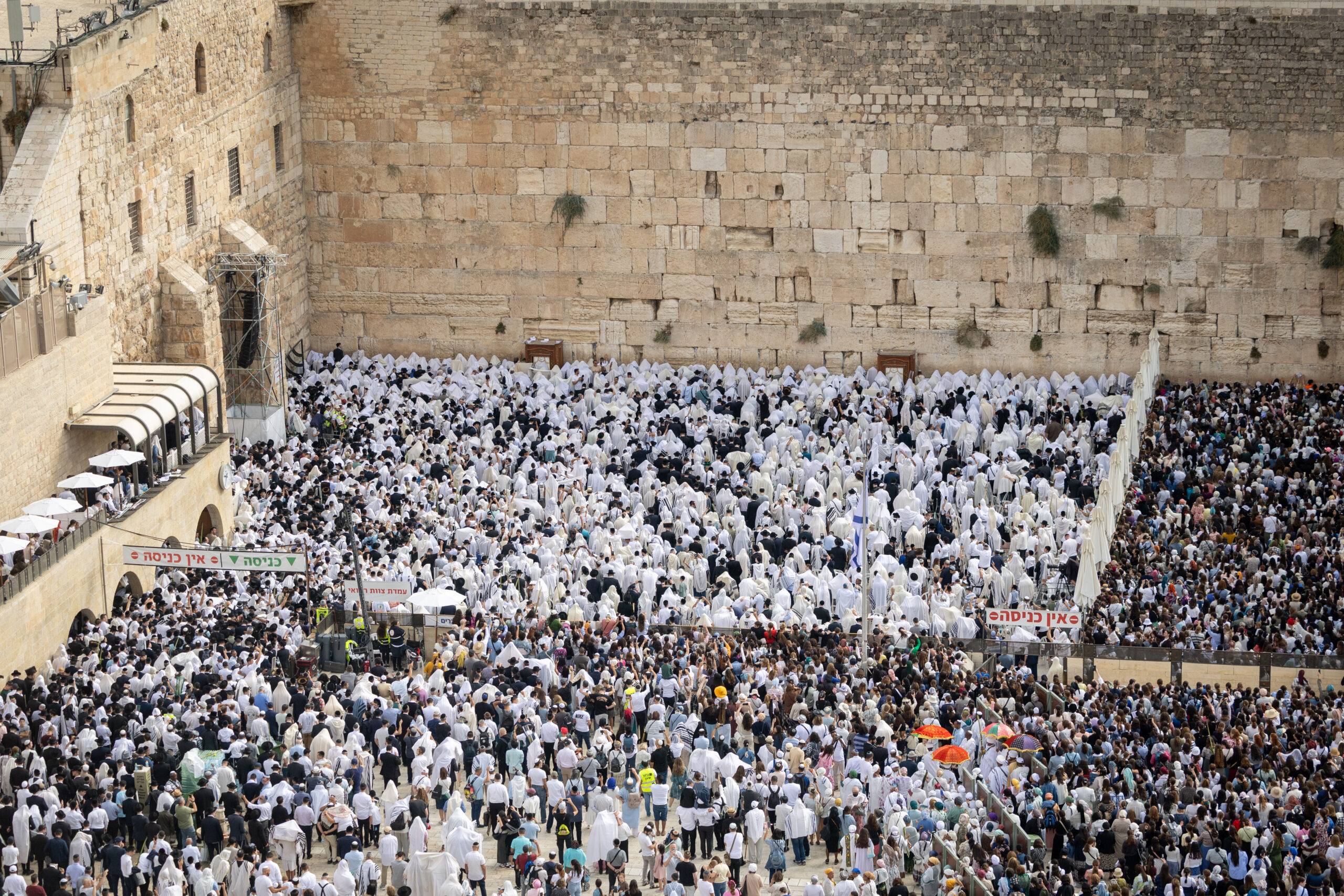 מתפללים יהודים מתפללים בכותל המערבי, אתר התפילה הקדוש ביותר ביהדות, בעיר העתיקה בירושלים, במהלך ברכת כהן בחג סוכות, 9 באוקטובר 2025.