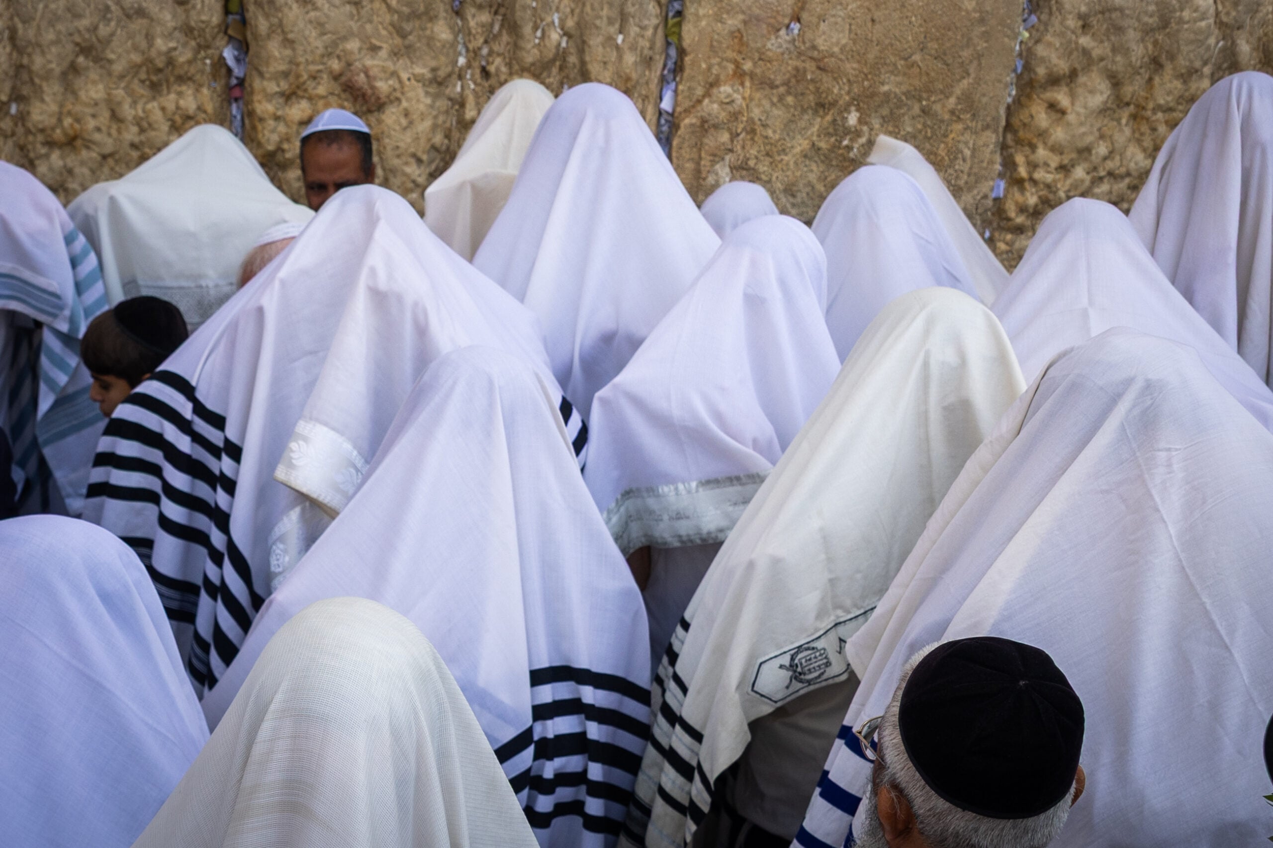 מתפללים יהודים מתפללים בכותל המערבי, אתר התפילה הקדוש ביותר ביהדות, בעיר העתיקה בירושלים, במהלך ברכת כהן בחג סוכות, 9 באוקטובר 2025.