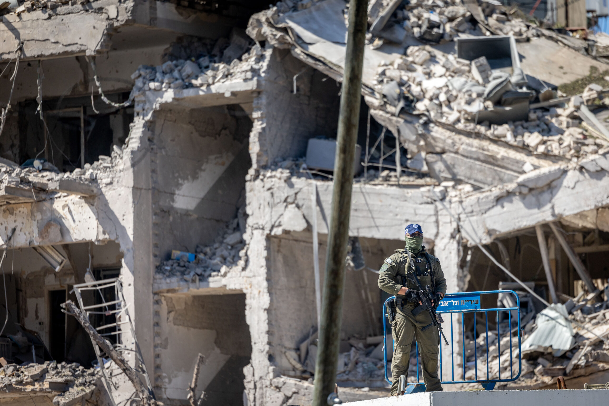 הזירה בה טיל בליסטי שנורה מאיראן פגע בתל אביב בן לילה וגרם נזק כבד, 1 במרץ 2026. צילום: חיים גולדברג/Flash90 *** כיתוב מקומי *** איראן שאגת הארי אתר פגיעה הרס זירת נפילה טיל בליסטי טילים ישראל ירי טילים נזק נזק רב פגיעה תל אביב מלחמה