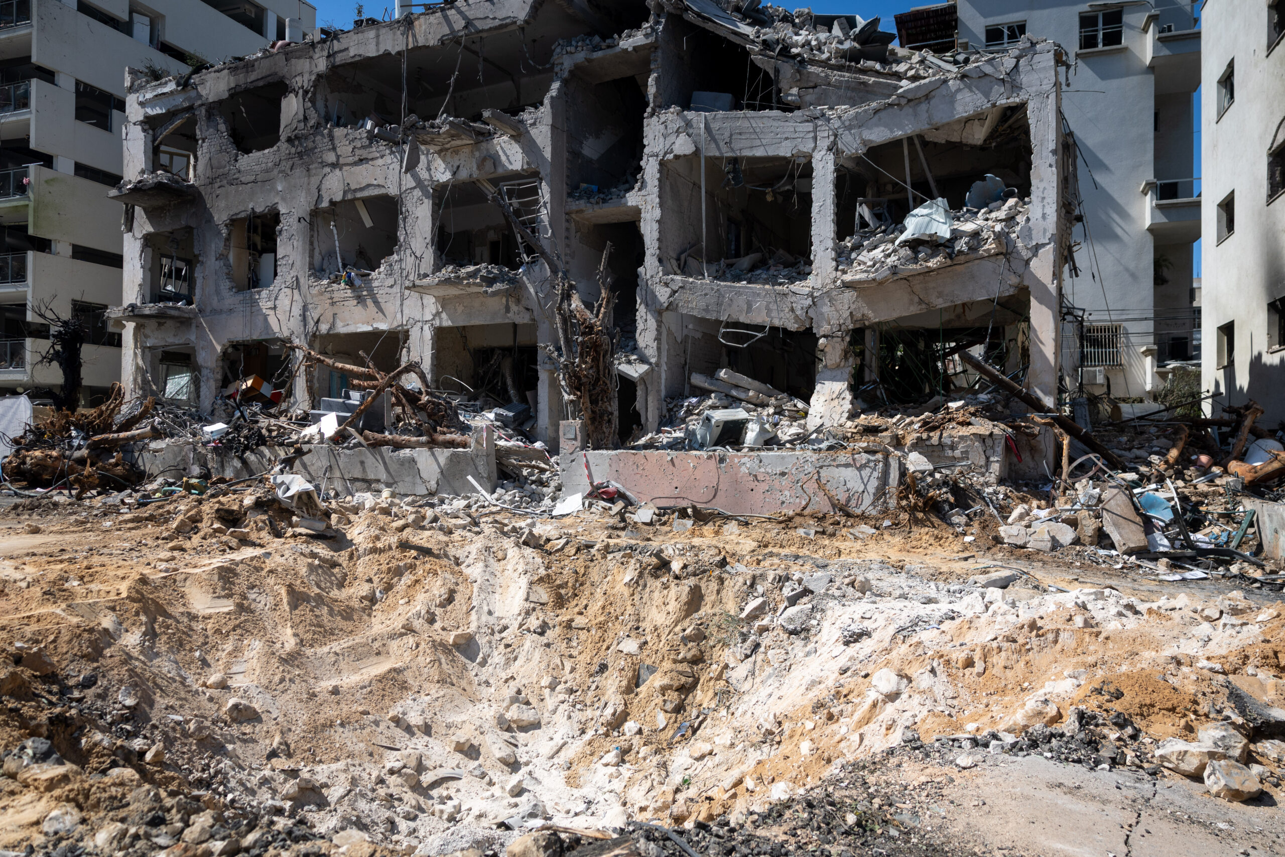 הזירה בה טיל בליסטי שנורה מאיראן פגע בתל אביב בן לילה וגרם נזק כבד, 1 במרץ 2026. צילום: חיים גולדברג/Flash90 *** כיתוב מקומי *** איראן שאגת הארי אתר פגיעה הרס זירת נפילה טיל בליסטי טילים ישראל ירי טילים נזק נזק רב פגיעה תל אביב מלחמה