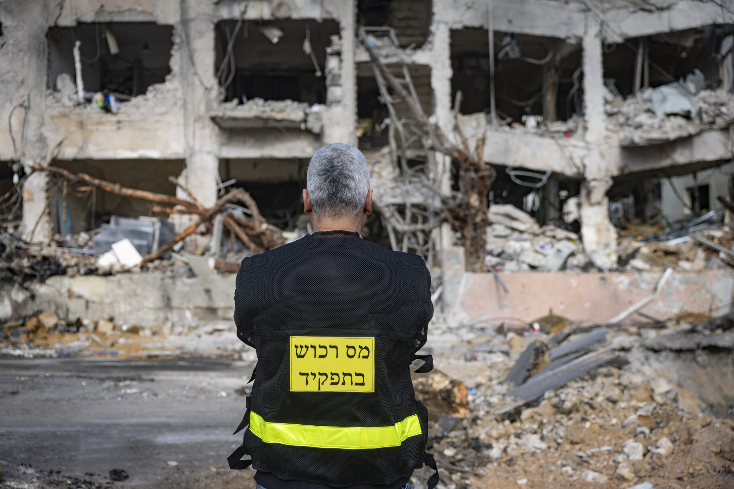 הזירה בה טיל בליסטי שנורה מאיראן פגע בתל אביב בן לילה וגרם נזק כבד, 1 במרץ 2026. צילום: חיים גולדברג/Flash90