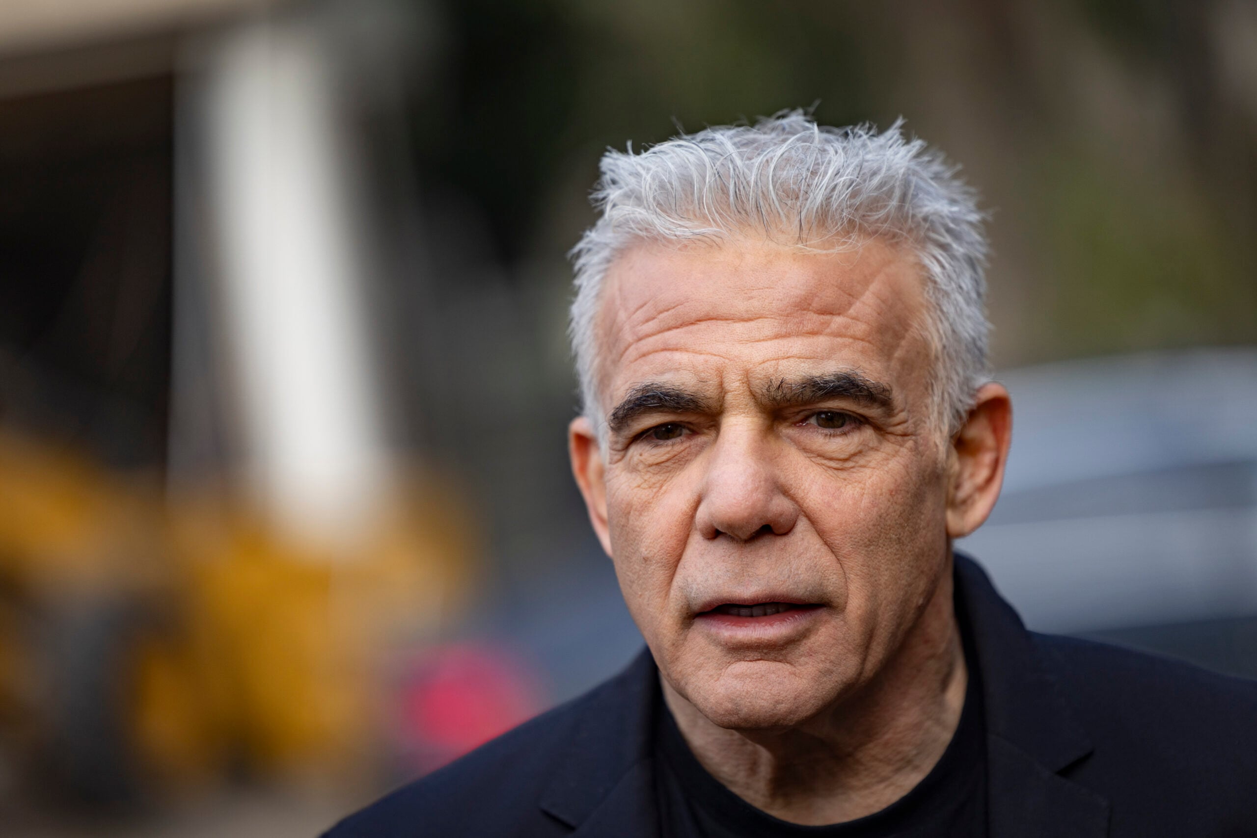 יו"ר האופוזיציה יאיר לפיד מבקר בזירה בה טיל בליסטי שנורה מאיראן פגע בתל אביב הלילה וגרם נזק כבד, 1 במרץ 2026. צילום: חיים גולדברג/Flash90 *** כיתוב מקומי *** איראן יאיר לפיד שאגת הארי אתר פגיעה הרס זירת נפילה טיל בליסטי טילים ישראל ירי טילים נזק נזק רב פגיעה תל אביב מלחמה