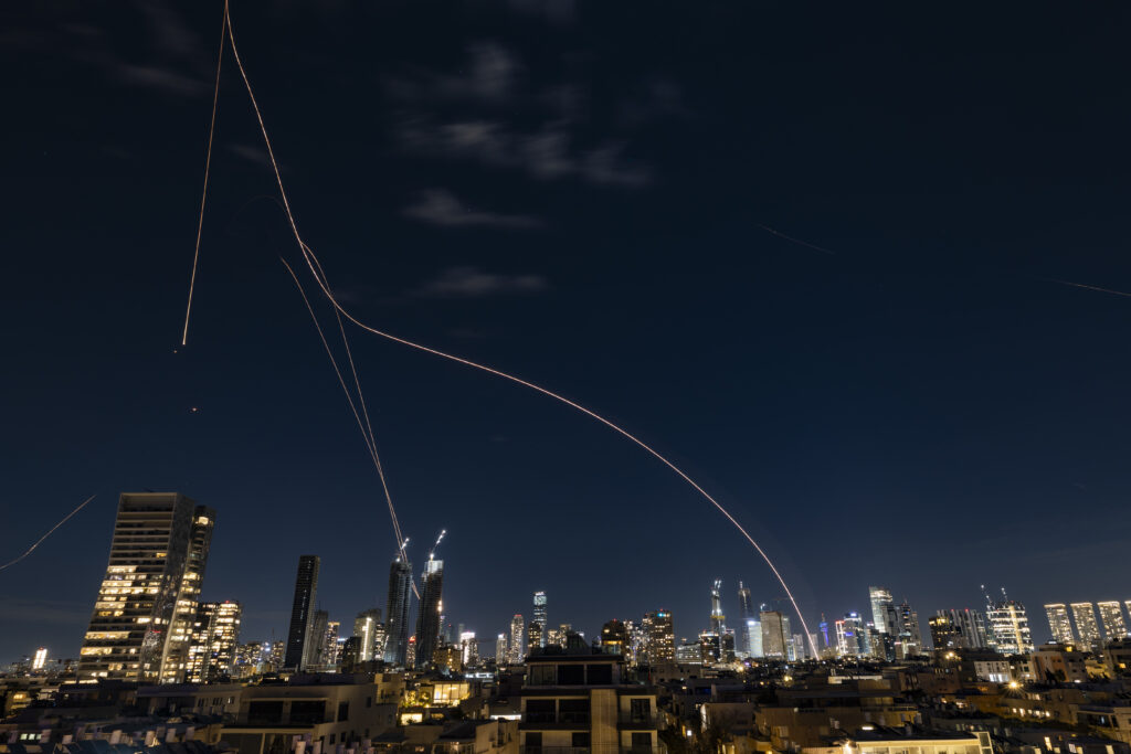סוללות נגד טילים יורות טילי יירוט לעבר טילים בליסטיים נכנסים ששוגרו מאיראן, כפי שנראה מעל תל אביב במהלך המלחמה עם איראן וירי טילים מתמשך לעבר ישראל, 1 במרץ 2026. צילום: חיים גולדברג/פלאש90 *** כיתוב מקומי *** יירוט כיפת ברזל יירוט יירוטים כיפת ברזל טילים אירן