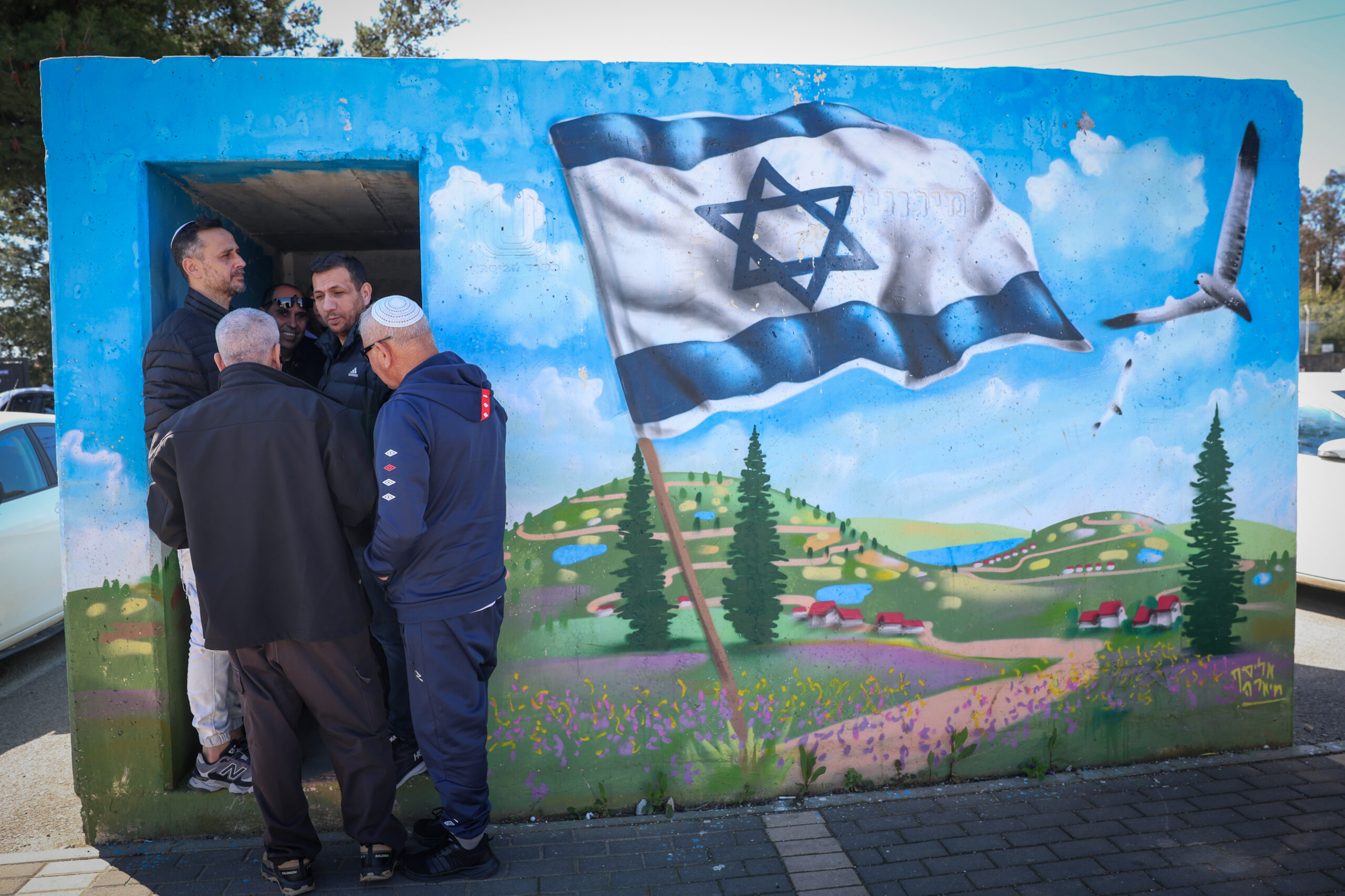ישראלים תופסים מחסה במקלט ציבורי בצפת בזמן שצפירה נשמעת המזהירה מפני טילים בליסטיים שנורים מאיראן לעבר ישראל, 1 במרץ 2026. צילום: דיוויד כהן/Flash90