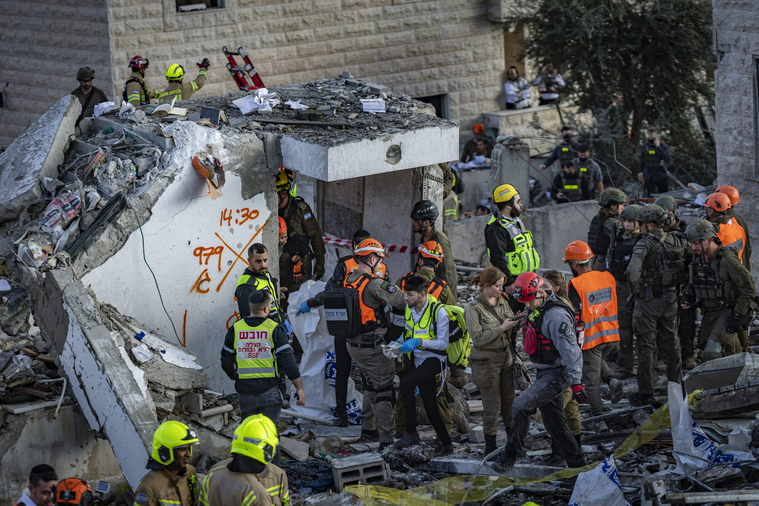 כוחות הביטחון וההצלה הישראליים פועלים בזירה בה טיל בליסטי שנורה מאיראן פגע בבית שמש, מרכז ישראל, גרם להרס נרחב והרג לפחות שמונה בני אדם, 1 במרץ 2026. צילום: יונתן סינדל/Flash90