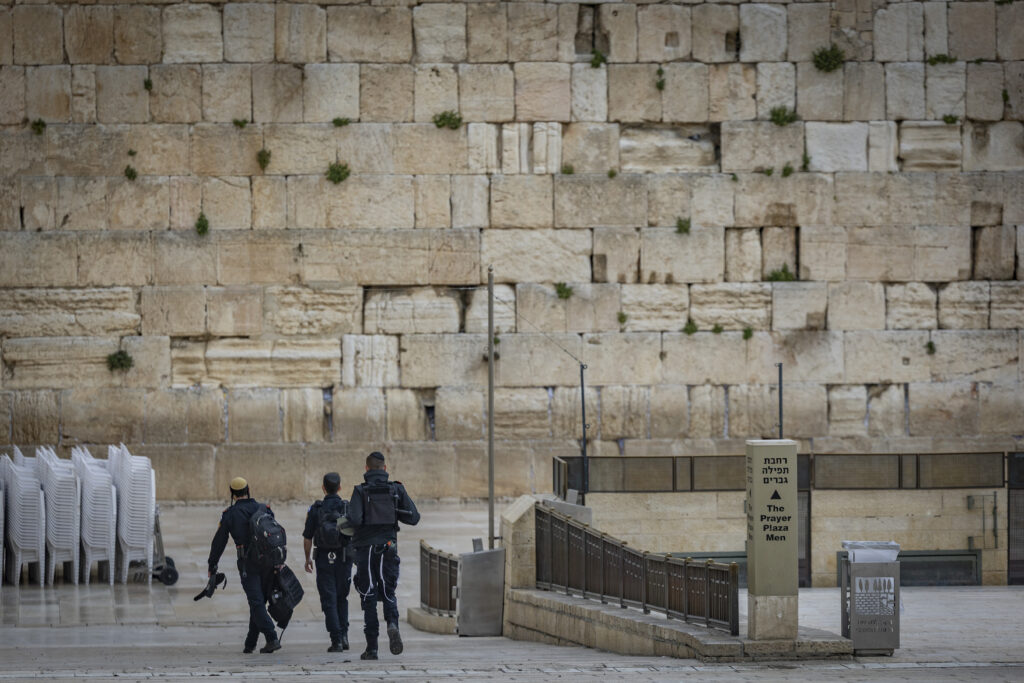הכותל המערבי בירושלים נראה סגור בפני מבקרים בעקבות המלחמה עם איראן והירי המתמשך של טילים לעבר ישראל, 1 במרץ 2026. צילום: יונתן סינדל/Flash90 *** כיתוב מקומי ***