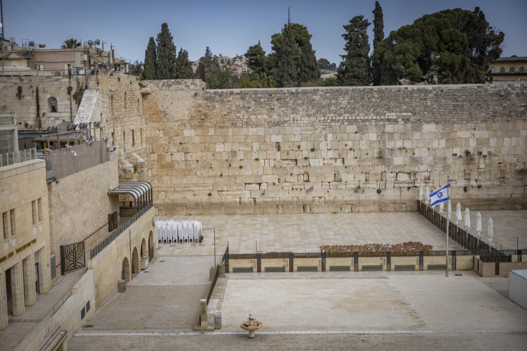 הכותל המערבי בירושלים נראה סגור בפני מבקרים בעקבות המלחמה עם איראן והירי המתמשך של טילים לעבר ישראל, 1 במרץ 2026. צילום: יונתן סינדל/Flash90 *** כיתוב מקומי ***