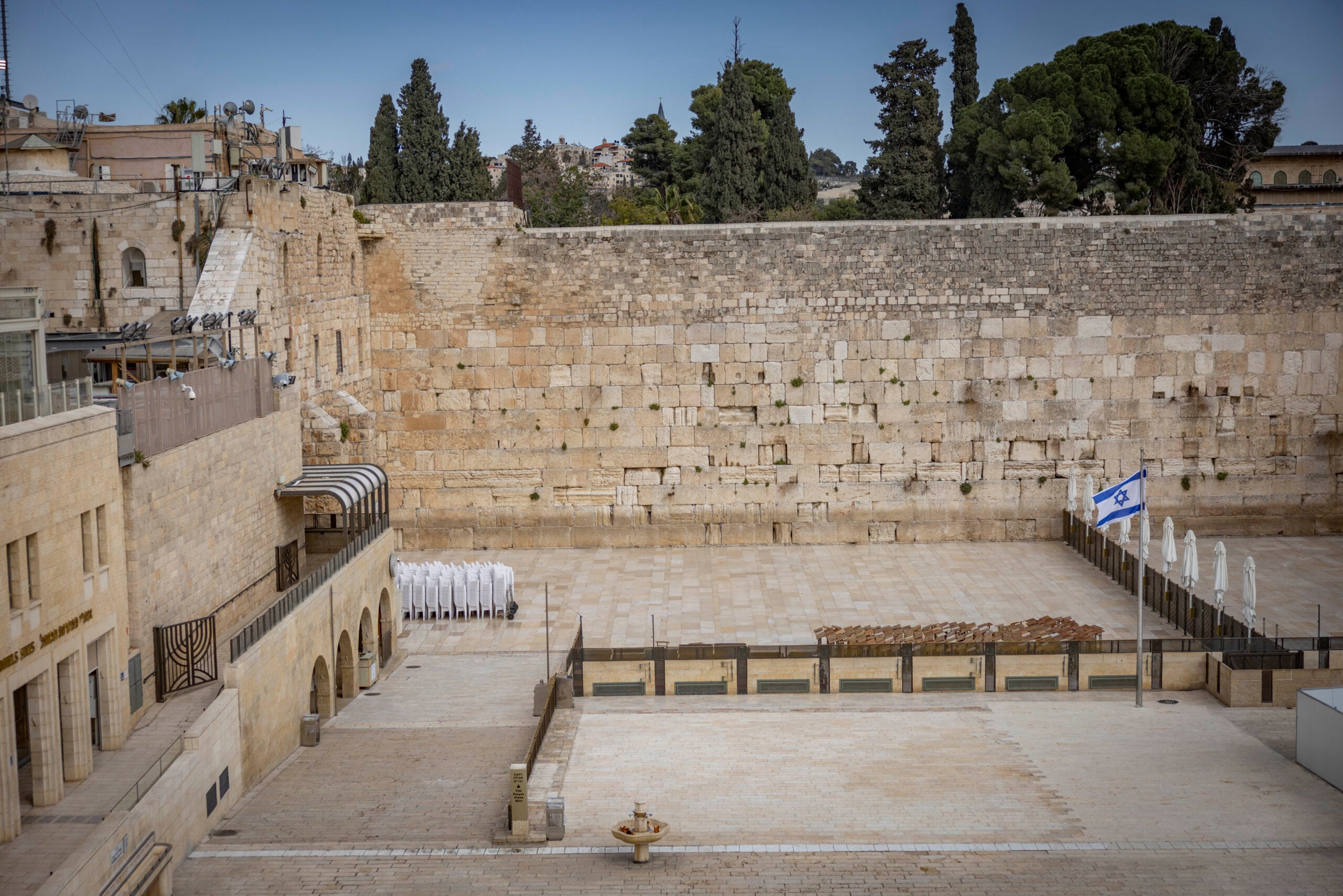 הכותל המערבי בירושלים נראה סגור בפני מבקרים בעקבות המלחמה עם איראן והירי המתמשך של טילים לעבר ישראל, 1 במרץ 2026. צילום: יונתן סינדל/Flash90 *** כיתוב מקומי ***