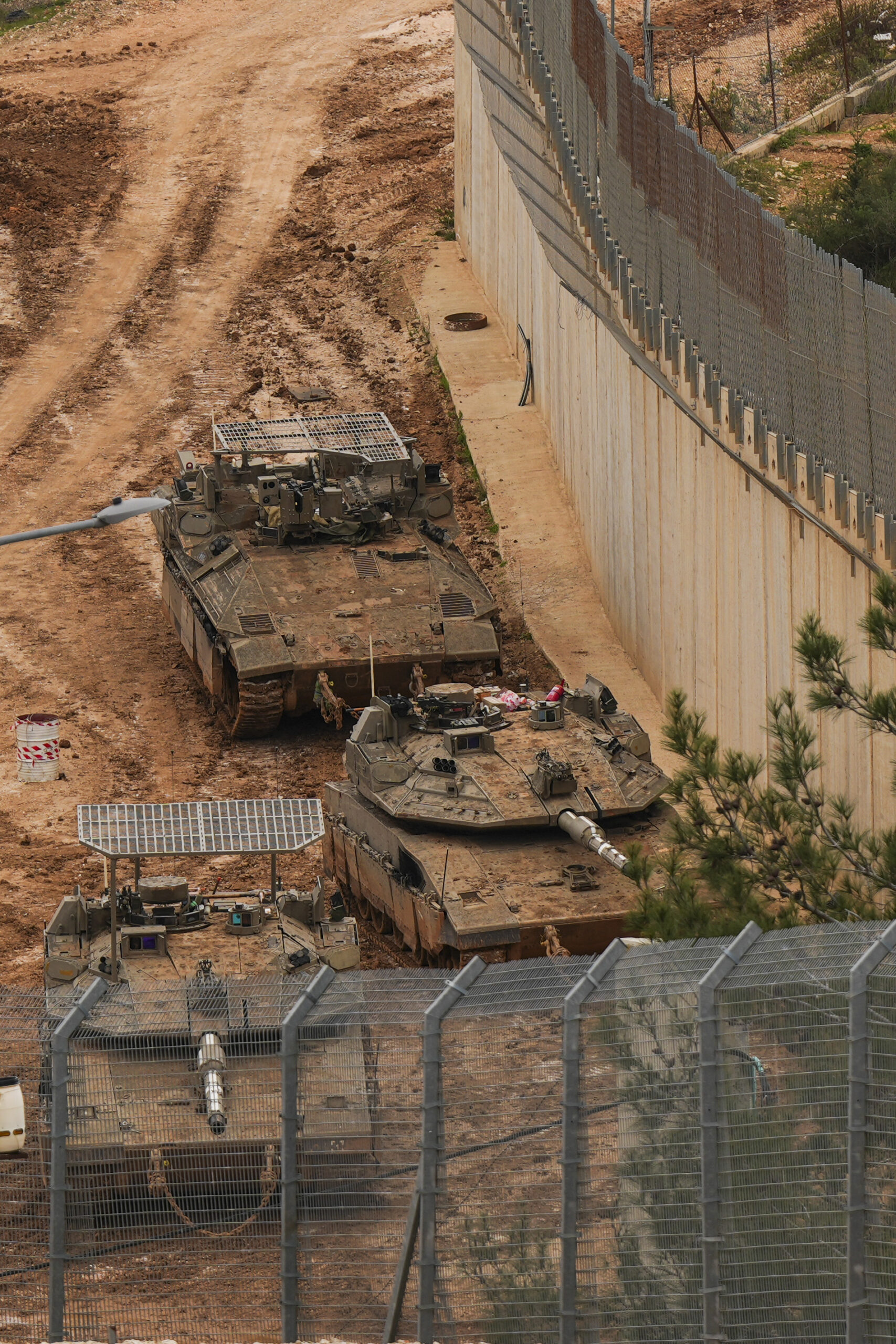 חיילים ישראלים נראים לאורך הגבול הישראלי עם לבנון בצפון ישראל, 2 במרץ 2026. צילום: אייל מרגולין/פלאש90 *** כיתוב מקומי *** הפצצה