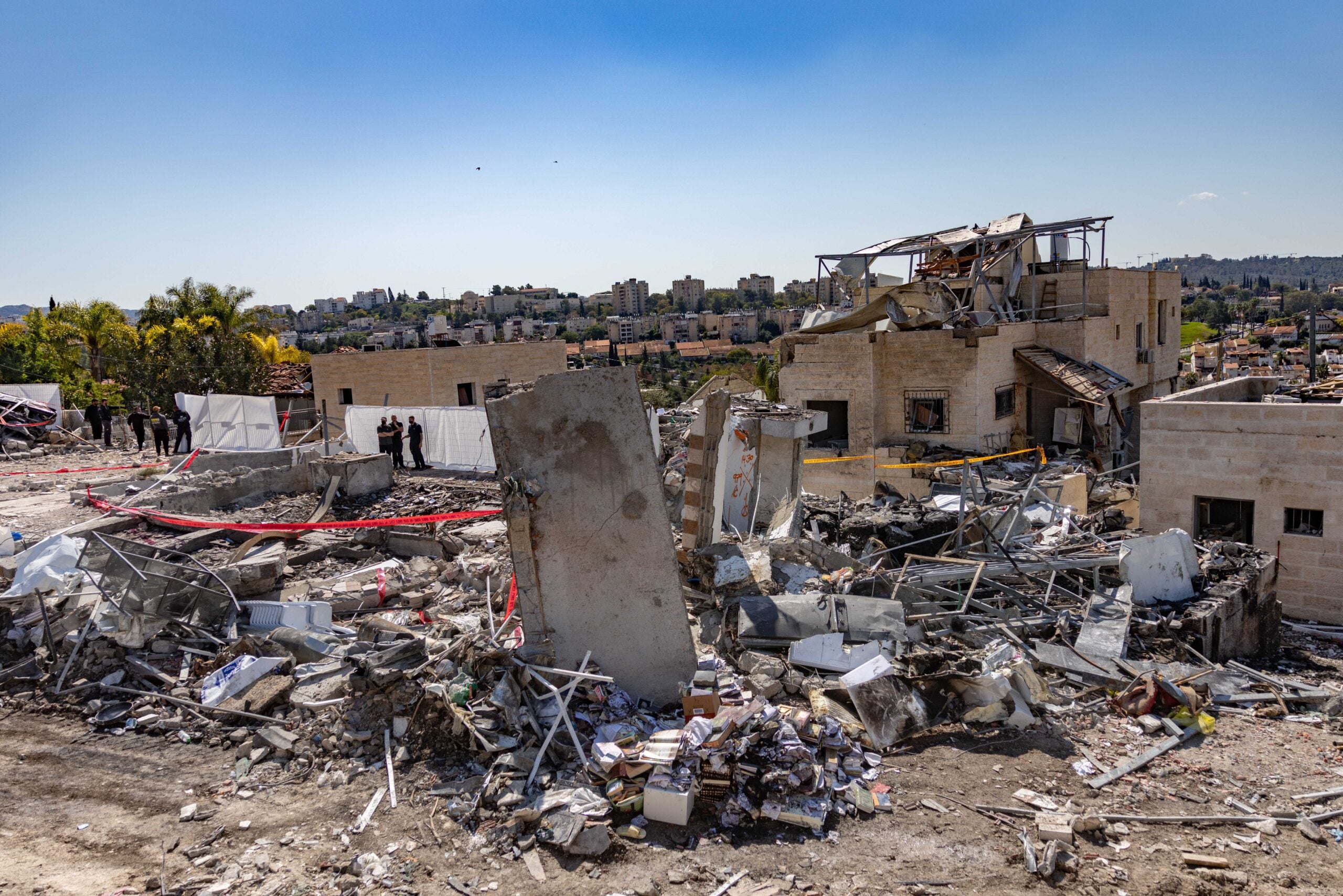 הסצנה שבה טיל בליסטי ששוגר מאיראן פגע בבית שמש, במרכז ישראל, גרם להרס נרחב והרג לפחות תשעה אנשים, 2 במרץ 2026. צילום: יונתן סינדל/Flash90 *** כיתוב מקומי ***