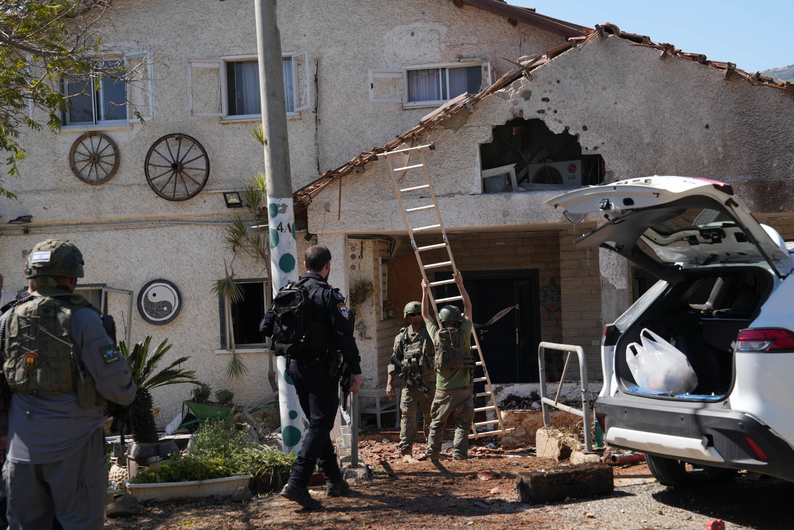 כוחות הביטחון וההצלה נמצאים בזירה בה טיל בליסטי שנורה מאיראן פגע בבית במושב כפר יובל בצפון ישראל, 3 במרץ 2026. צילום: אייל מרגולין/Flash90 *** כיתוב מקומי *** איראן