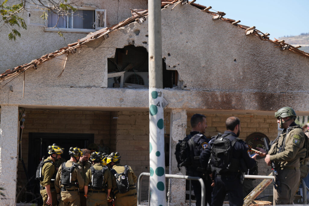 כוחות הביטחון וההצלה נמצאים בזירה בה טיל בליסטי שנורה מאיראן פגע בבית במושב כפר יובל בצפון ישראל, 3 במרץ 2026. צילום: אייל מרגולין/Flash90 *** כיתוב מקומי *** איראן