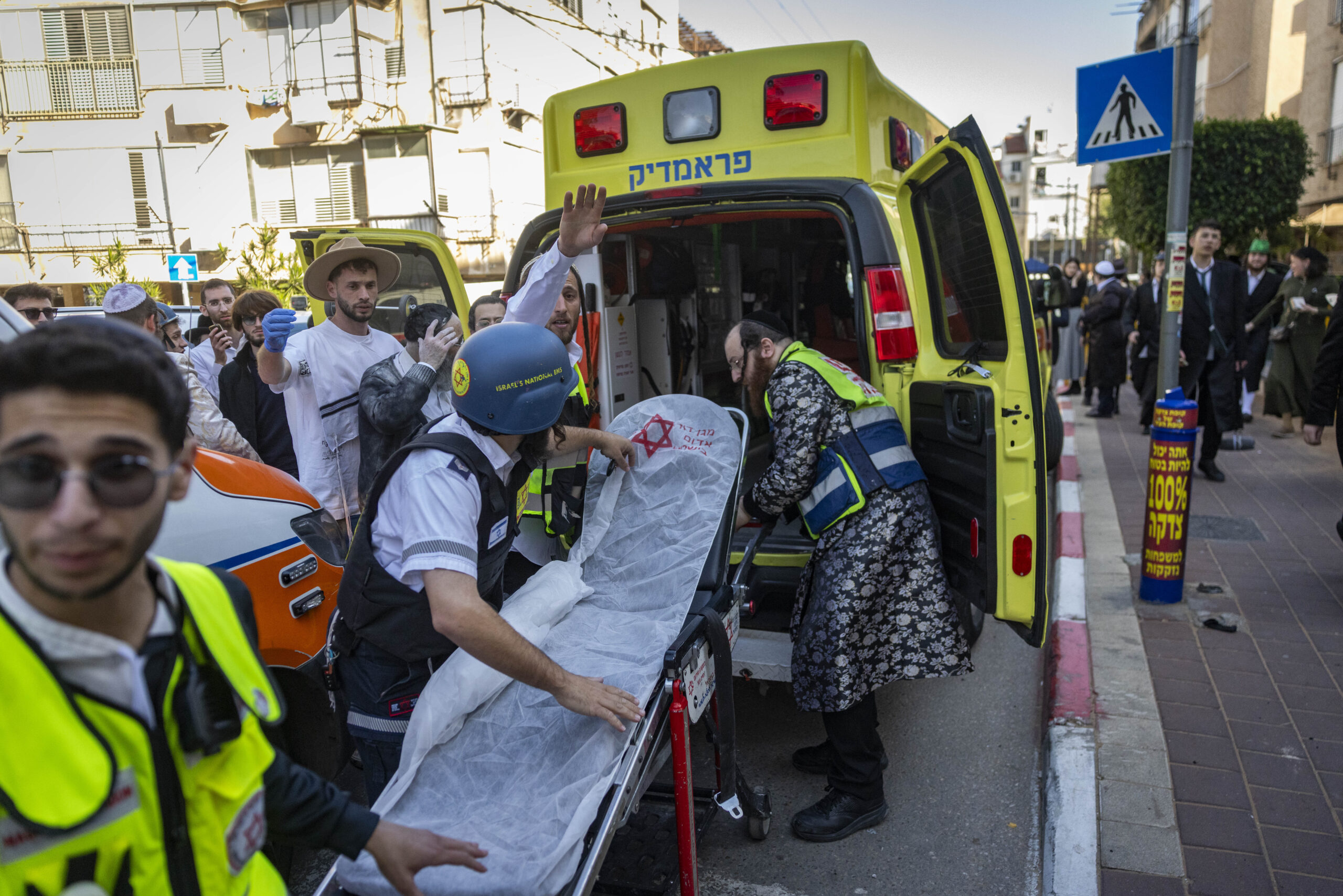 כוחות הביטחון וההצלה הישראליים בזירה בה ניזוק בניין מגורים מרסיסי טיל בליסטי שנורה מאיראן בבני ברק, 3 במרץ 2026. צילום: חיים גולדברג/Flash90