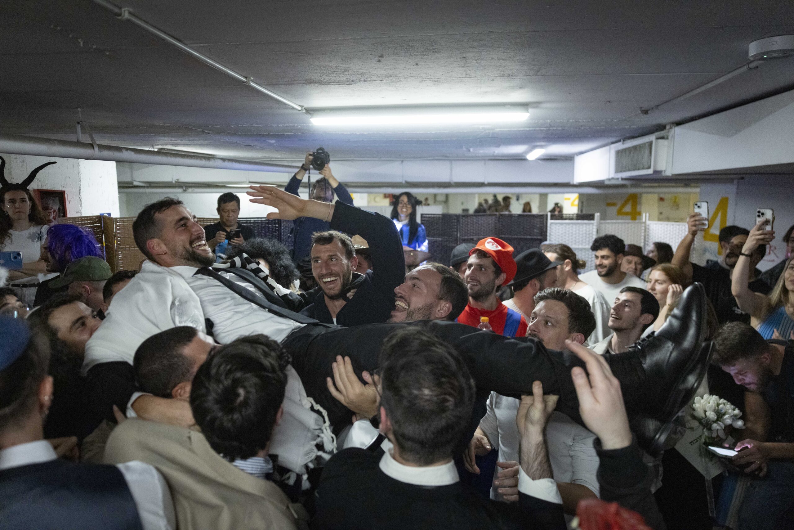 זוג רוקד במהלך טקס חתונתם שנערך בחניון תת קרקעי המשמש כמרחב מוגן על רקע המלחמה המתמשכת בין ישראל לאיראן והמצב הביטחוני בישראל, 3 במרץ 2026. צילום: חיים גולדברג/Flash90 *** כיתוב מקומי *** איראן