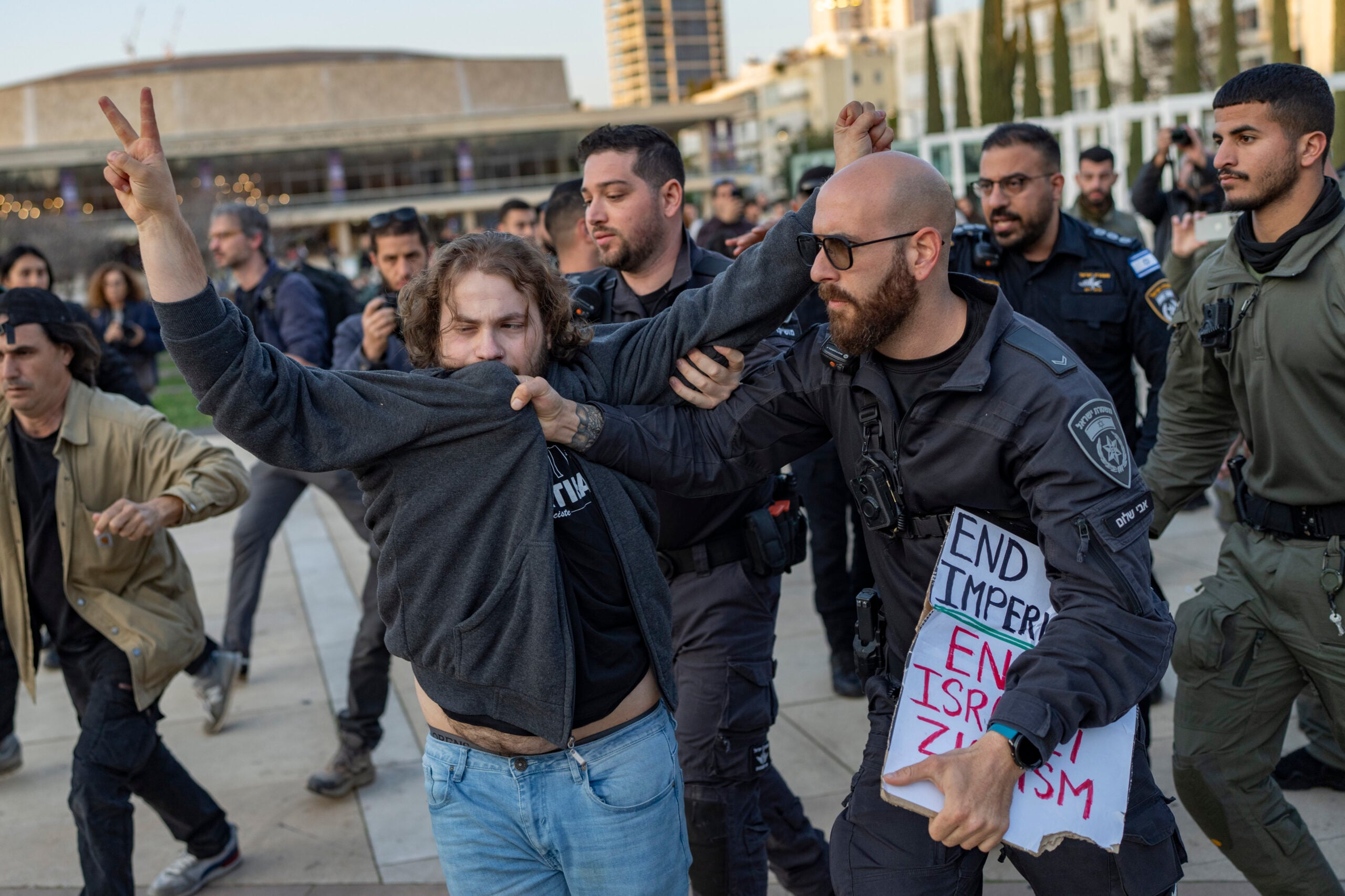 המשטרה מפזרת מפגינים במחאה נגד המלחמה בכיכר הבימה בתל אביב, 3 במרץ 2026. צילום: Flash90 *** כיתוב מקומי *** איראן