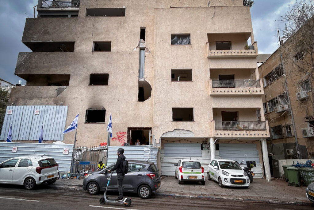 האתר בתל אביב בו פגע טיל שנורה מאיראן וגרם נזק גדול לפני מספר ימים. 4 במרץ, 2026. צילום: אבשלום ששוני/FLASH90 *** כיתוב מקומי *** זירה