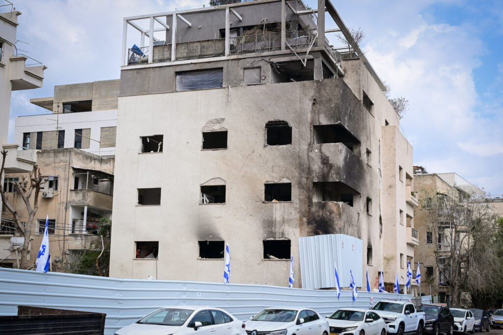האתר בתל אביב בו פגע טיל שנורה מאיראן וגרם נזק גדול לפני מספר ימים. 4 במרץ, 2026. צילום: אבשלום ששוני/FLASH90 *** כיתוב מקומי *** זירה