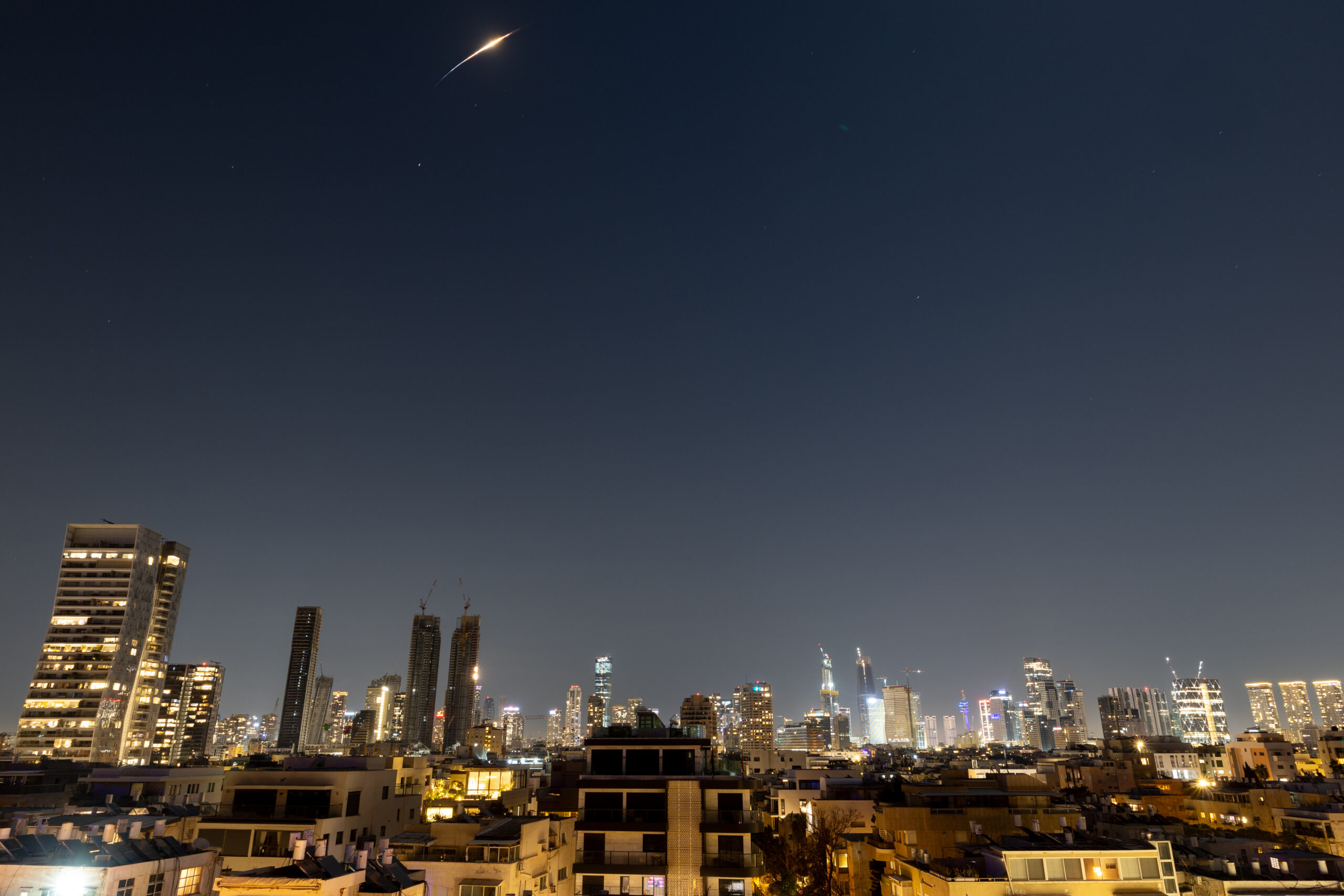 סוללות נגד טילים יורים טילי יירוט לעבר טילים בליסטיים ששוגרו מאיראן, כפי שנראה מעל תל אביב, במהלך המלחמה עם איראן וירי טילים מתמשך לעבר ישראל, 3 במרץ 2026. צילום: חיים גולדברג/Flash90 *** כיתוב מקומי *** יירות כיפת ברזל