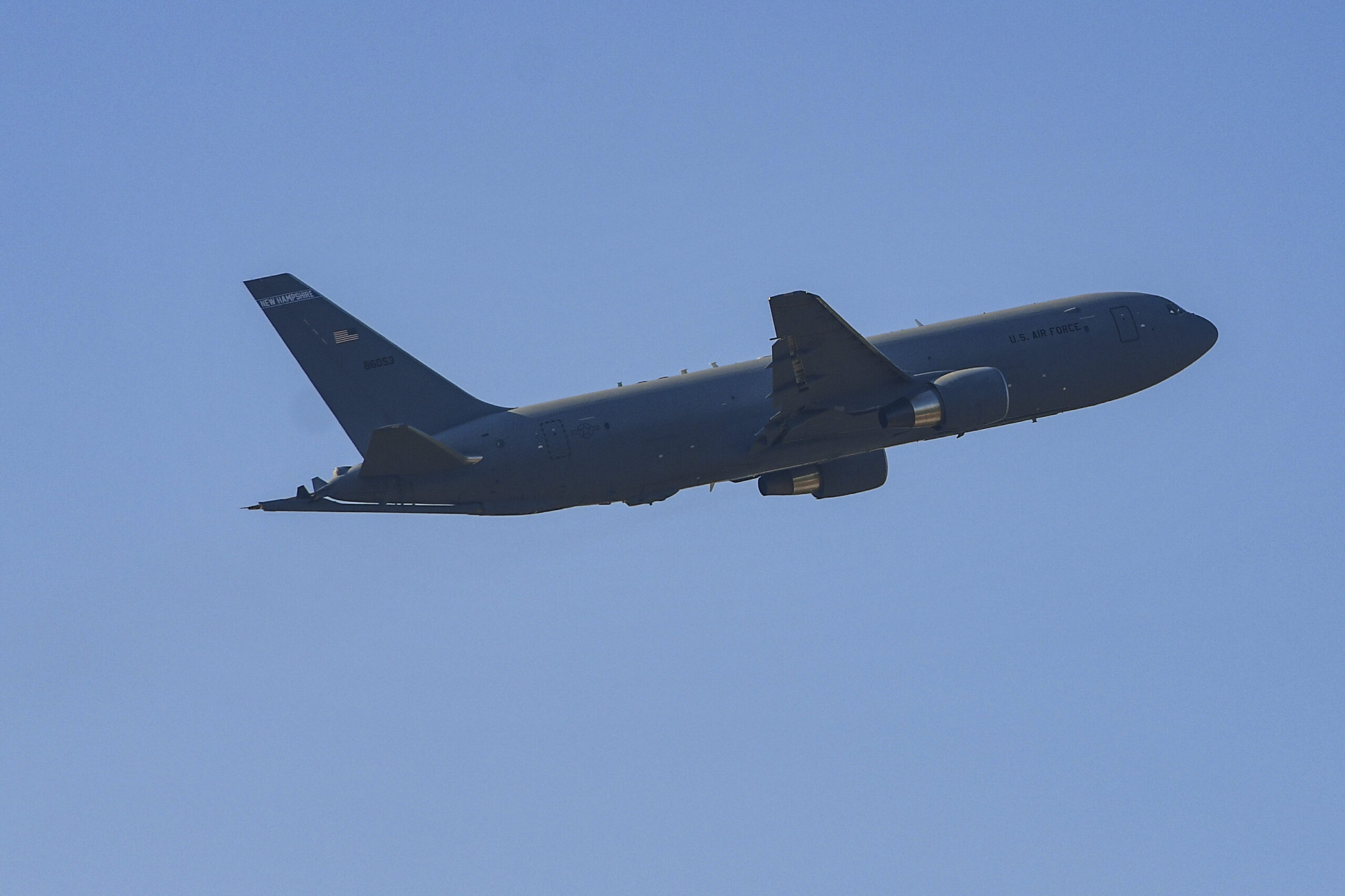מטוס בואינג KC-135 סטראטוטנקר של חיל האוויר האמריקאי ממריא בנמל התעופה הבינלאומי בן גוריון, ליד תל אביב, במהלך מתקפות טילים מתמשכות מאיראן לעבר ישראל, 5 במרץ 2026.