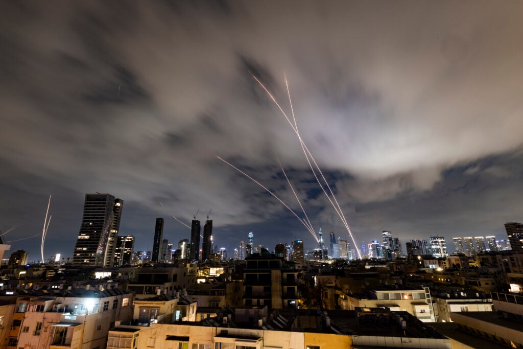 סוללות נגד טילים יורים טילי יירוט לעבר טילים בליסטיים ששוגרו מאיראן, כפי שנראה מעל תל אביב, במהלך המלחמה עם איראן וירי טילים מתמשך לעבר ישראל, 5 במרץ 2026. צילום: חיים גולדברג/Flash90 *** כיתוב מקומי *** יירות כיפת ברזל