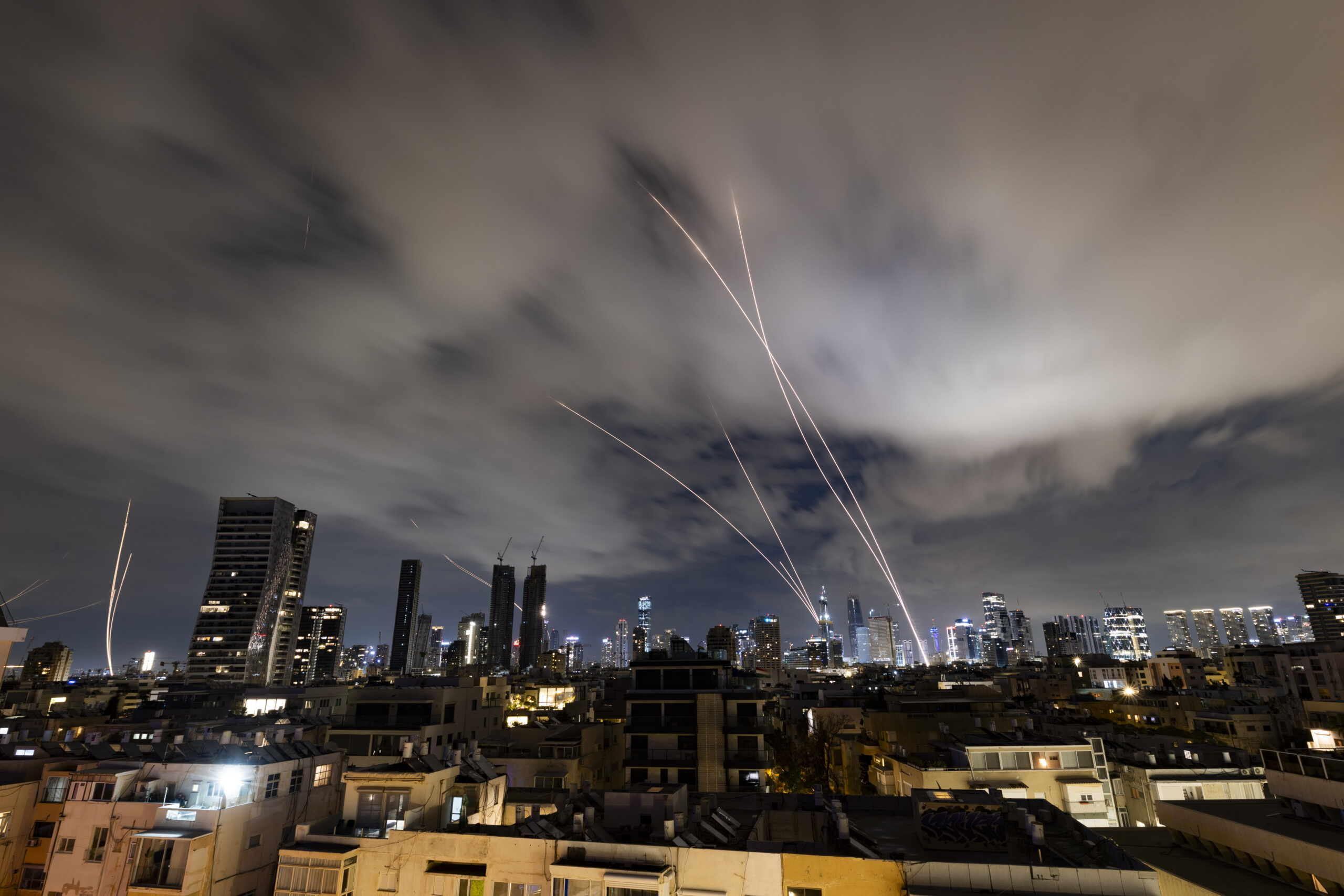 סוללות נגד טילים יורים טילי יירוט לעבר טילים בליסטיים ששוגרו מאיראן, כפי שנראה מעל תל אביב, במהלך המלחמה עם איראן וירי טילים מתמשך לעבר ישראל, 5 במרץ 2026. צילום: חיים גולדברג/Flash90 *** כיתוב מקומי *** יירות כיפת ברזל